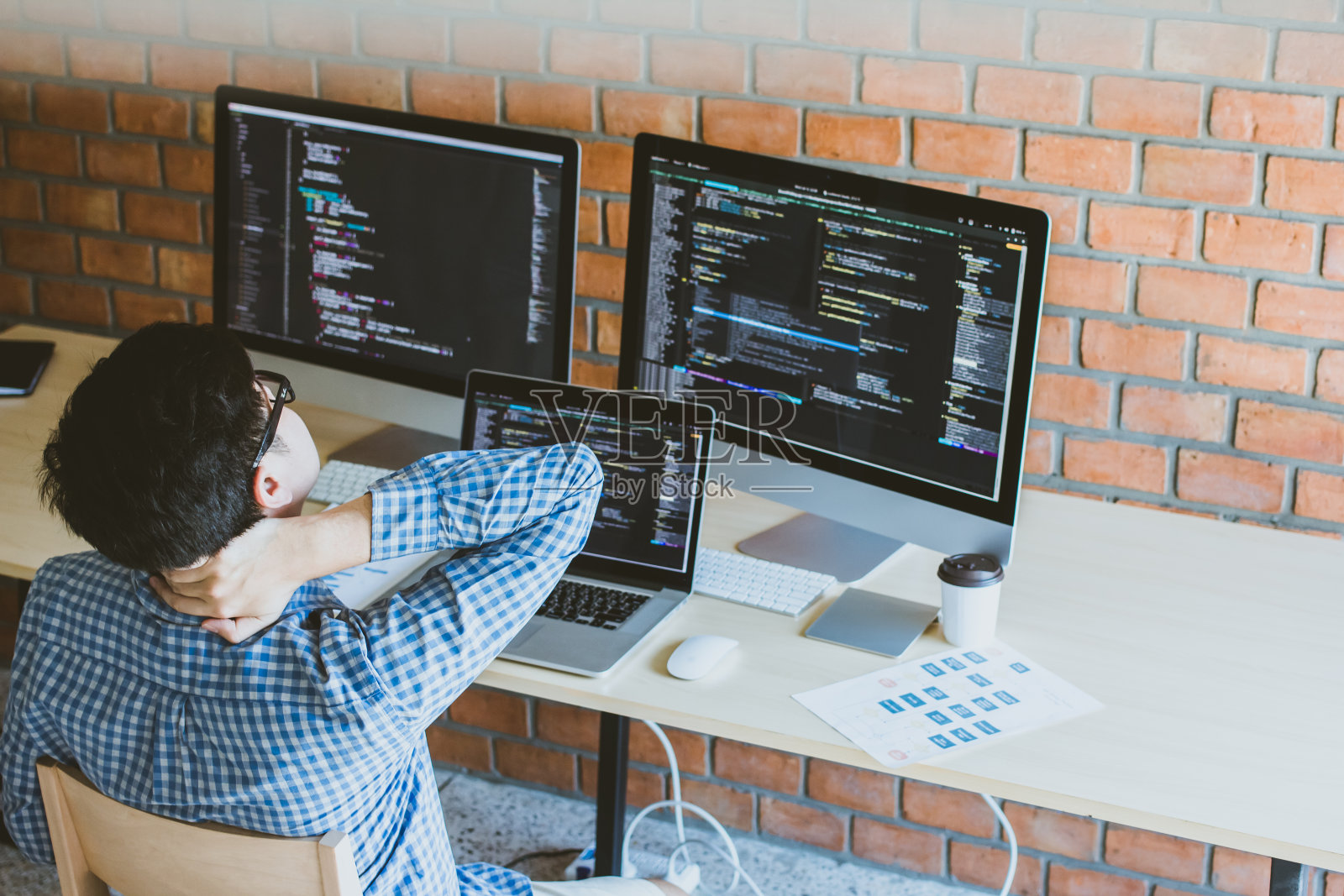 程序员有问题的项目开发人员编程和编码技术。网站设计社会世界的安全网络空间概念。——图片照片摄影图片