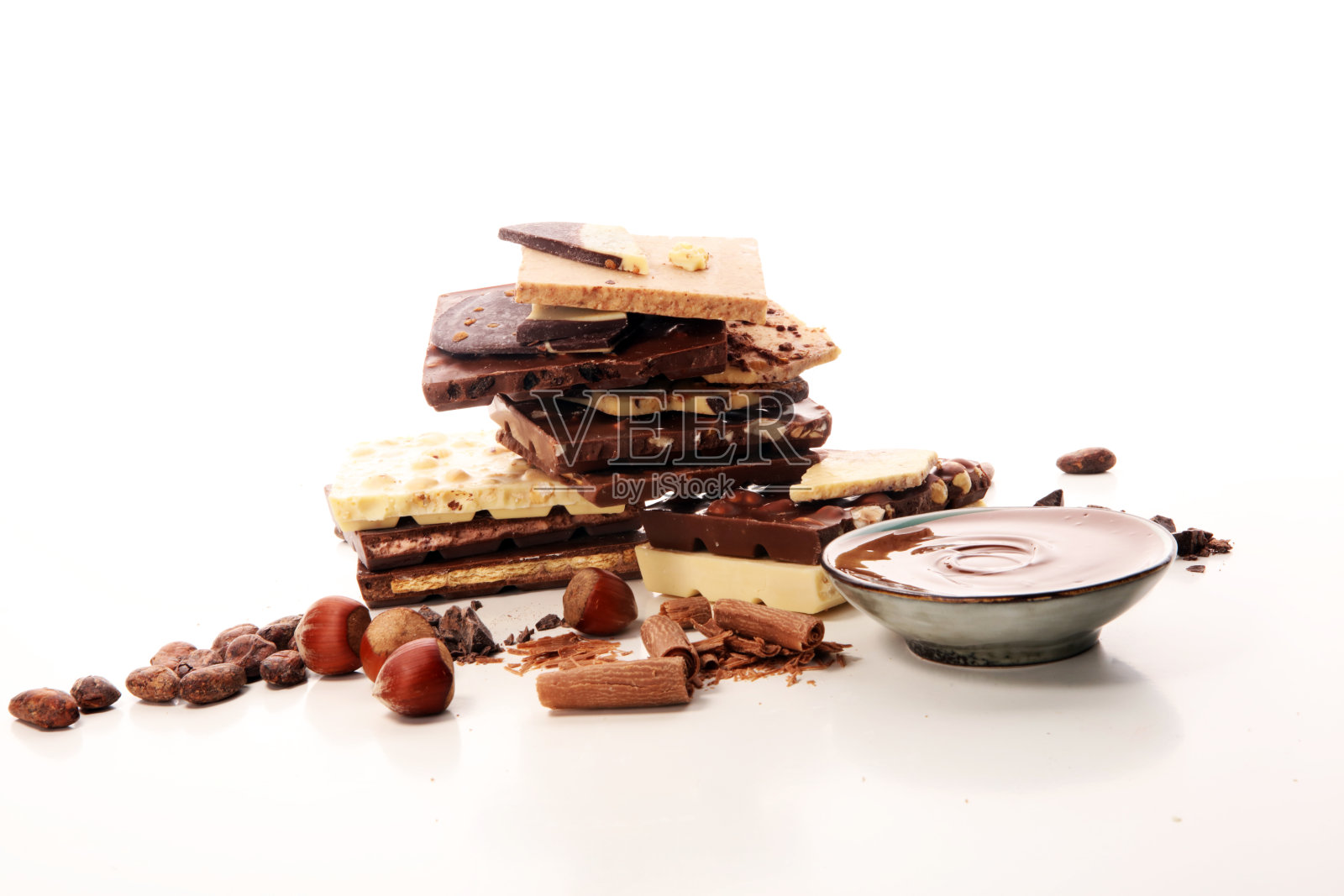 巧克力棒和巧克力塔放在桌子上。照片摄影图片