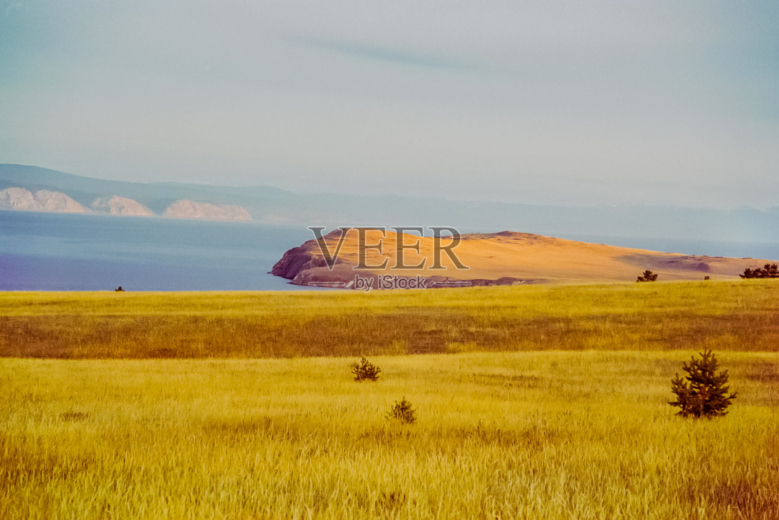 贝加尔湖的秋色。贝加尔湖的景观和植物群。照片摄影图片