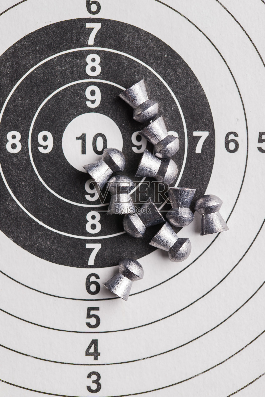 纸靶上的铅气枪弹丸。照片摄影图片