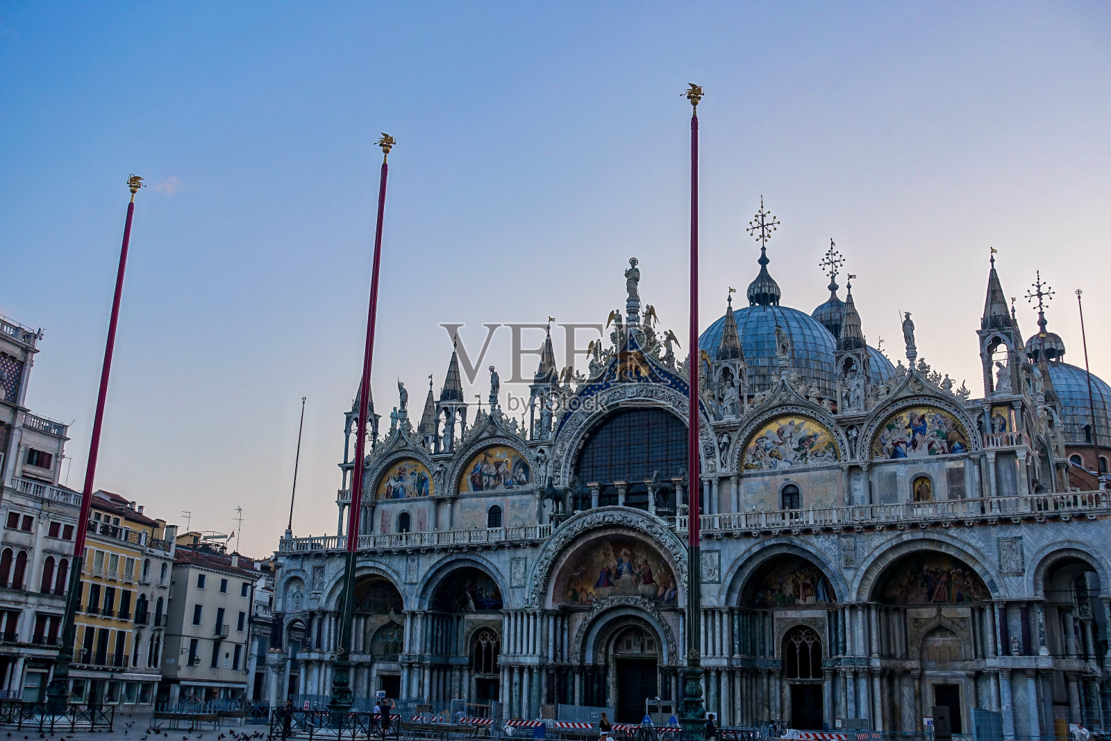 从圣马可广场的日出可以看到大教堂。照片摄影图片