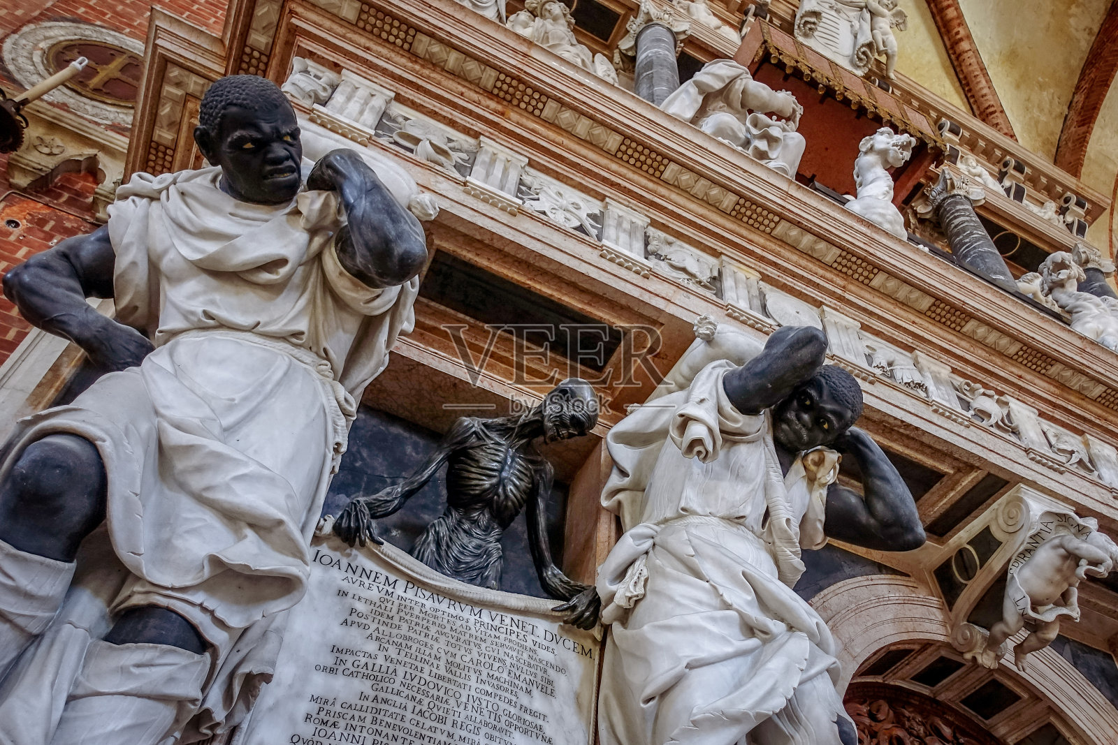 总督乔瓦尼·佩萨罗纪念碑,位于意大利威尼斯大教堂照片摄影图片