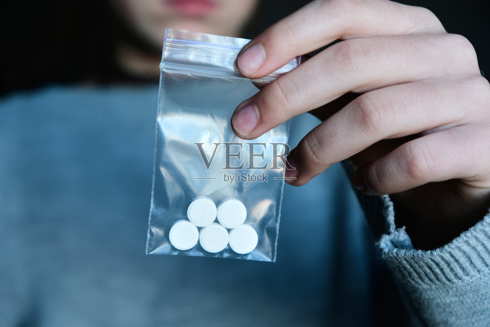 手拿装在包里的药片照片摄影图片