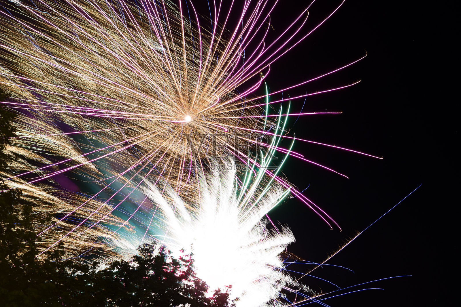 向漆黑的天空致敬。五彩缤纷的烟花照片摄影图片