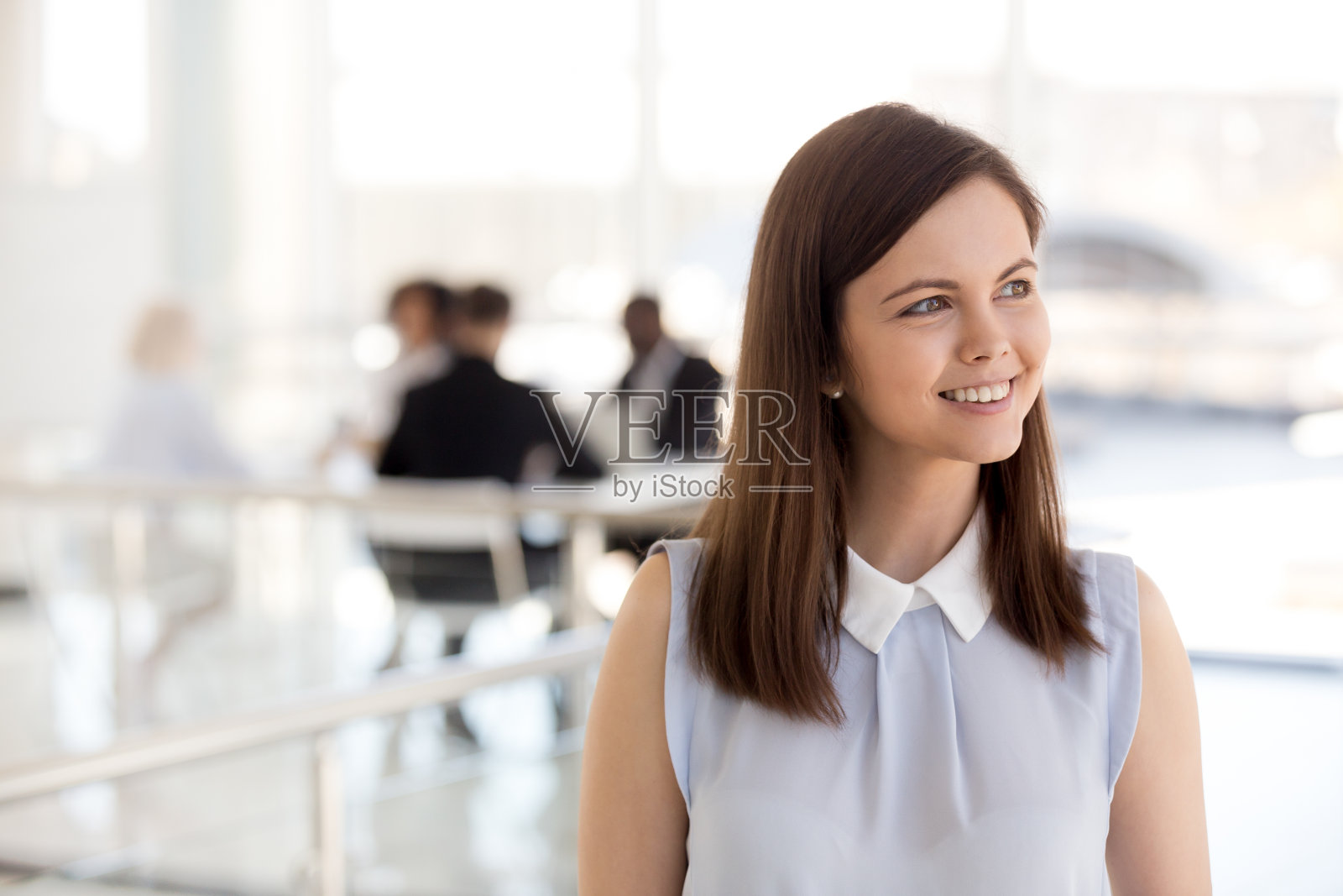 年轻的实习生微笑着望着远方,梦想着成功,憧憬着未来照片摄影图片