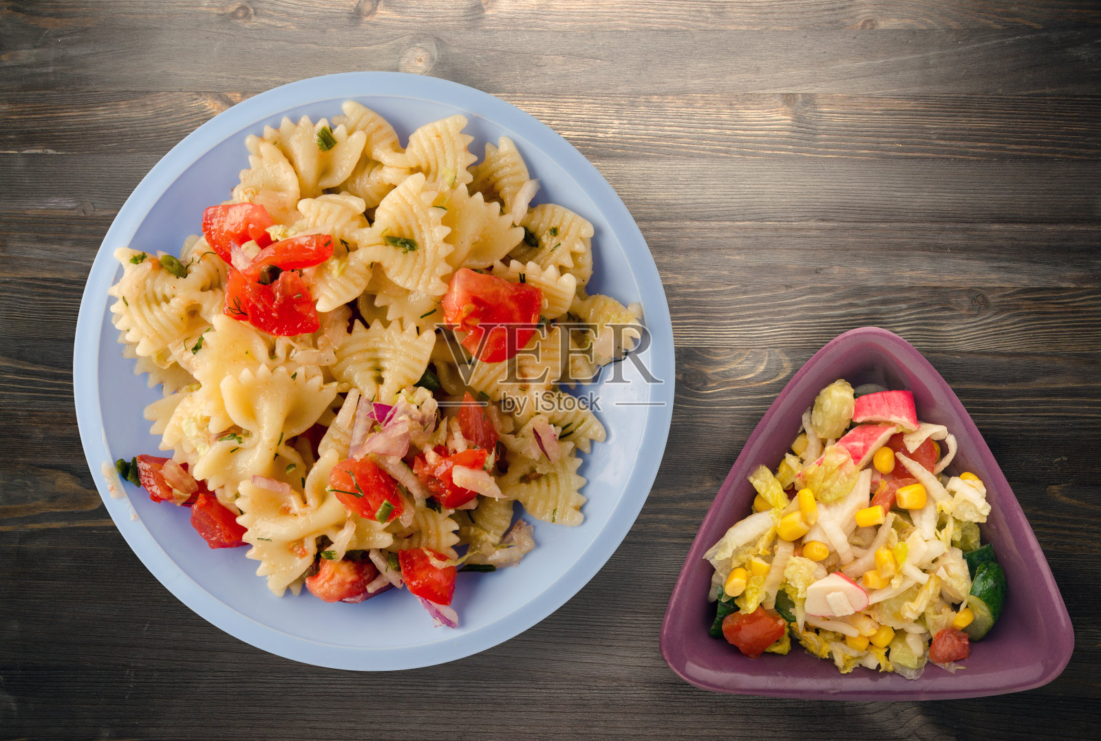 盘子里的意大利面照片摄影图片