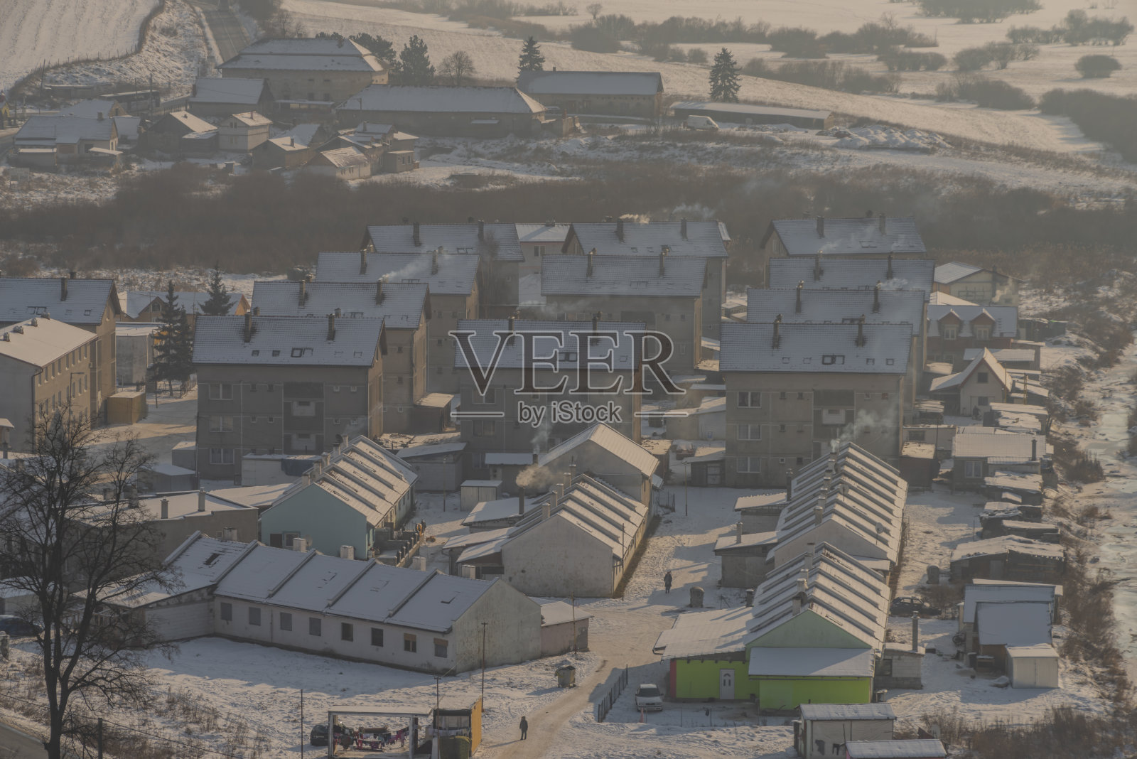 吉普赛人在斯洛伐克东部的一个村庄里,冬天下雪了,阳光明媚照片摄影图片