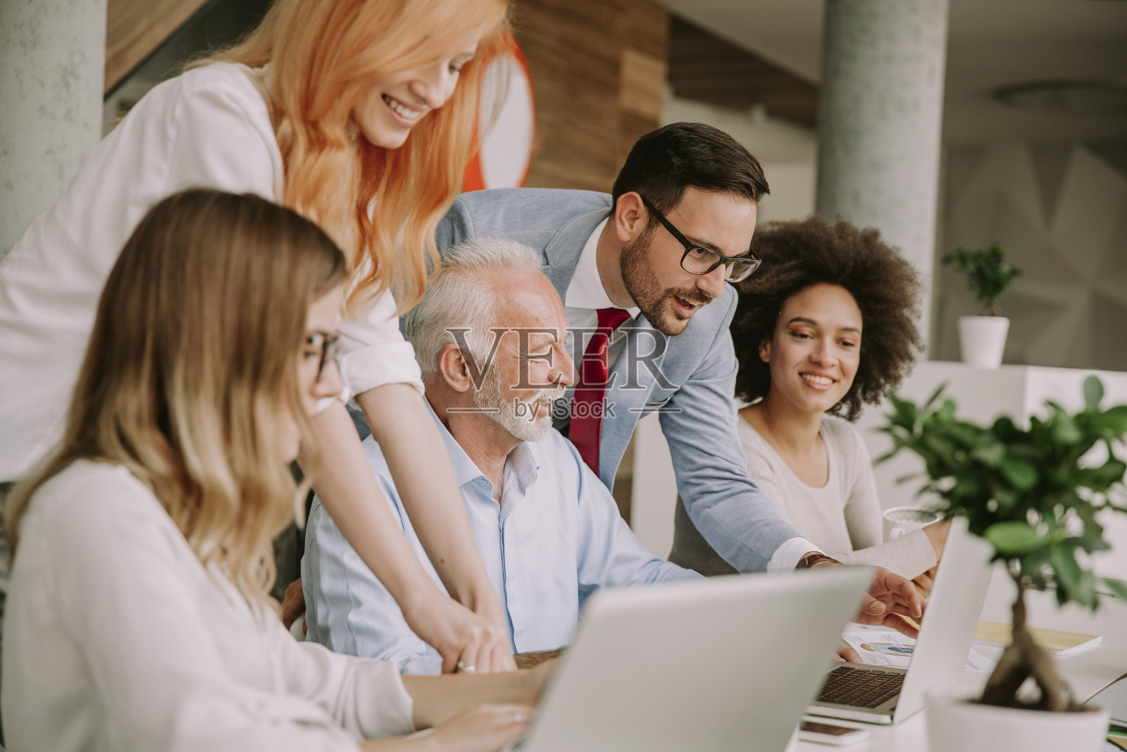 商务人士在团队中工作照片摄影图片