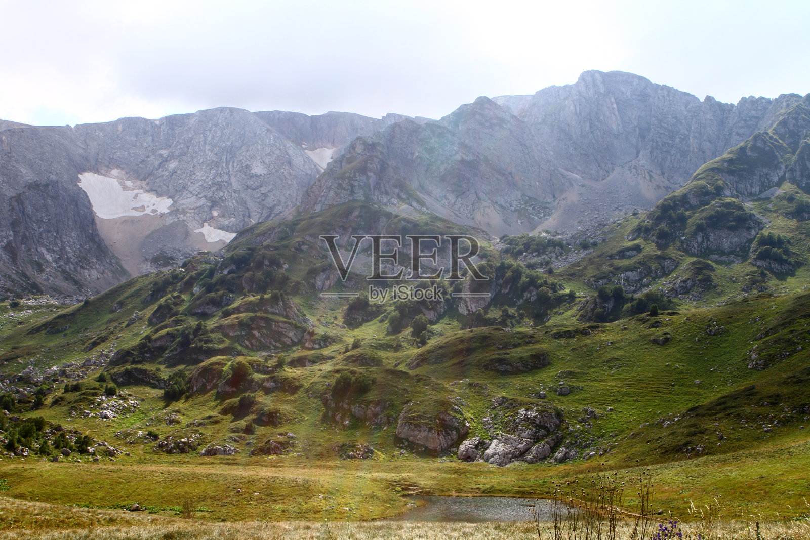 美丽的山坡与浅蓝色的天空,自然景观照片照片摄影图片