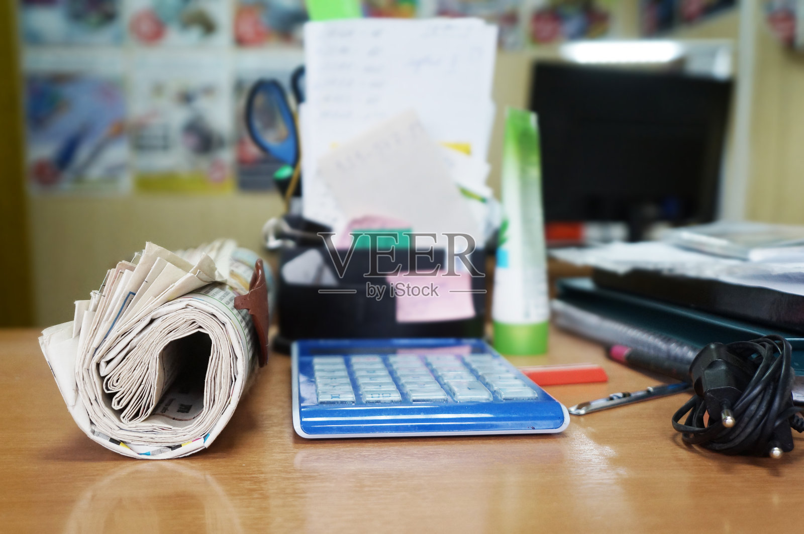 桌上放着报纸和文件照片摄影图片