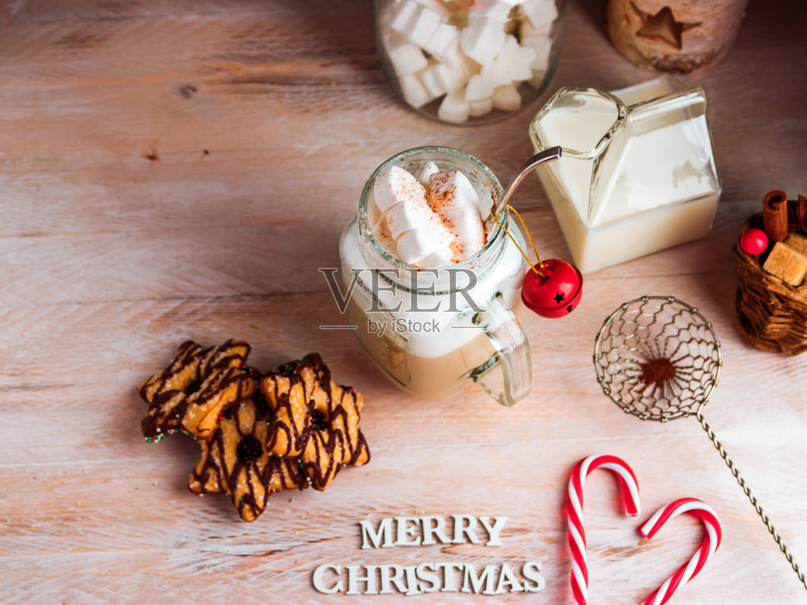 杯子上放上热巧克力饮料和棉花糖。圣诞节多彩的静物生活。舒适的节日气氛。照片摄影图片