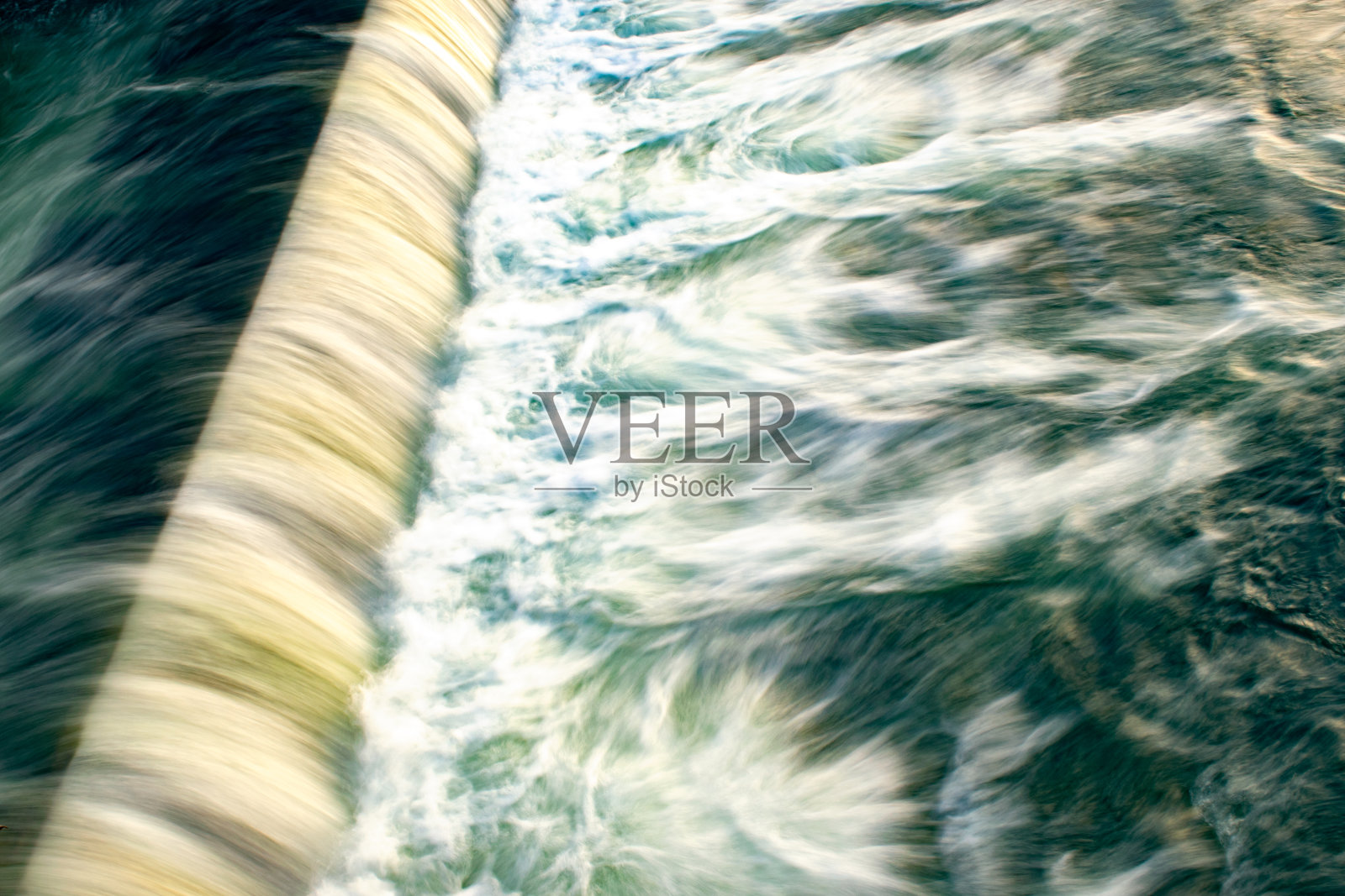 有水流运动的小瀑布。照片摄影图片