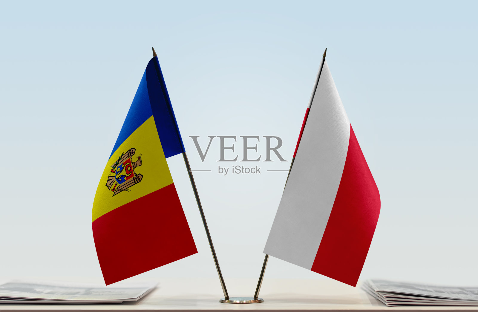 摩尔多瓦和波兰的国旗照片摄影图片