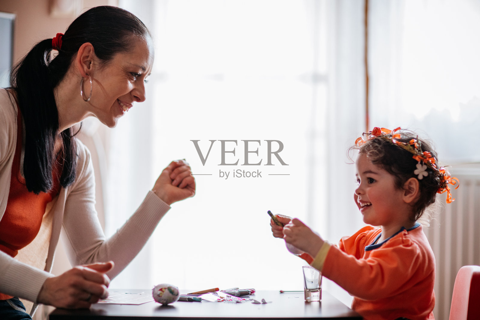 妈妈和她的小女儿在画复活节彩蛋照片摄影图片