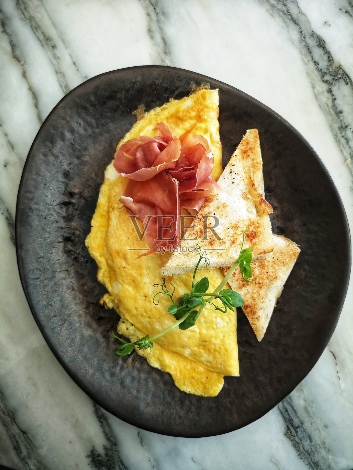 意大利熏火腿,帕尔马干酪煎蛋卷配白吐司照片摄影图片