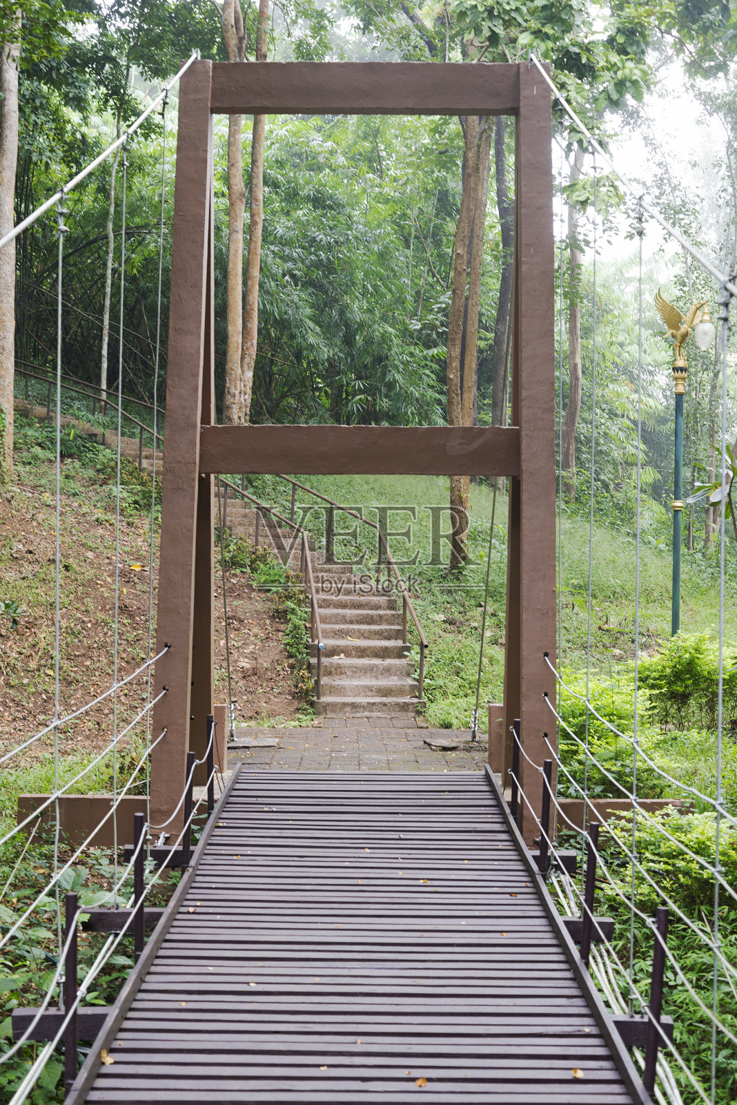 在泰国公园的湖上的桥。照片摄影图片