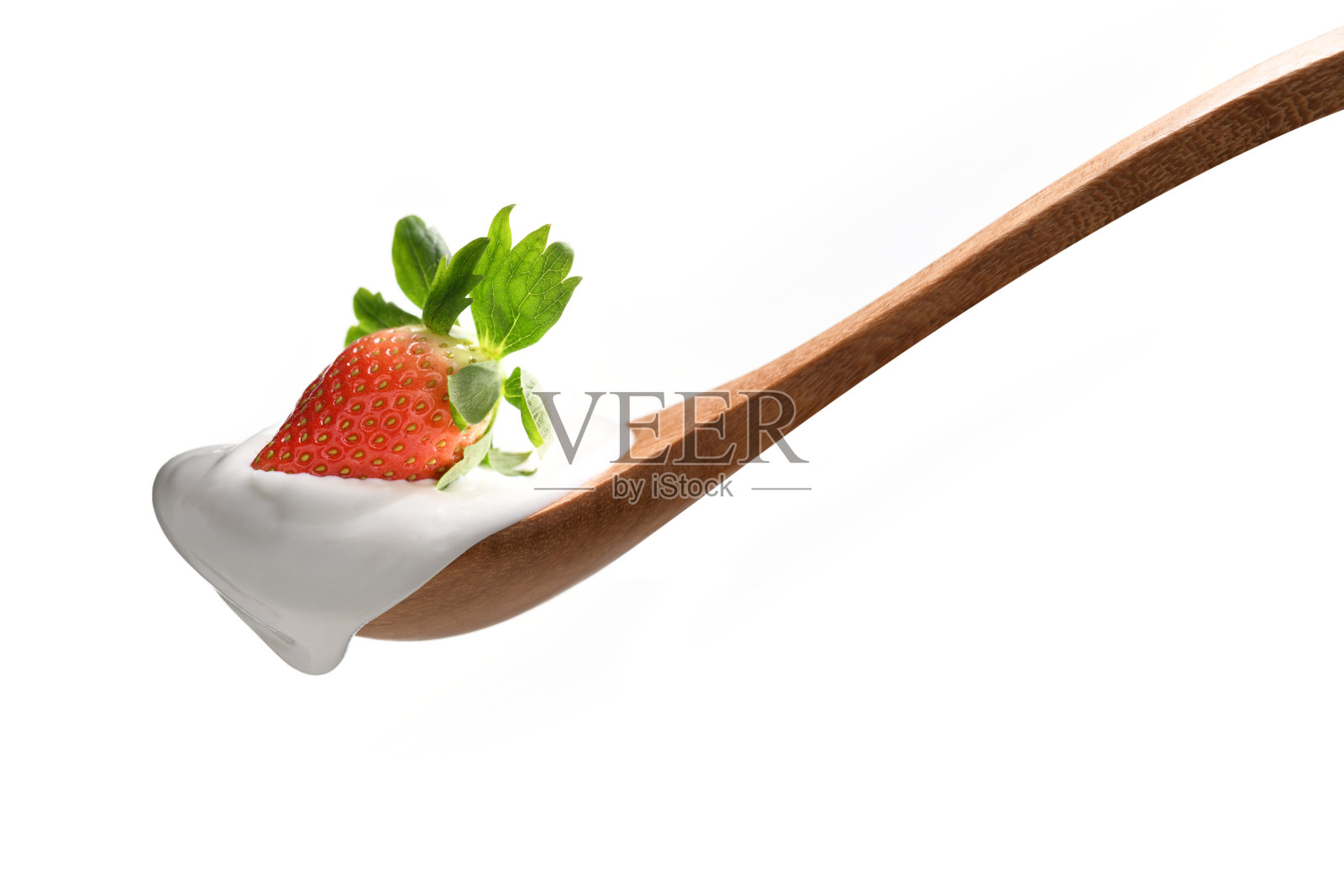 用勺子舀原味酸奶,上面有新鲜的草莓,背景是白色照片摄影图片