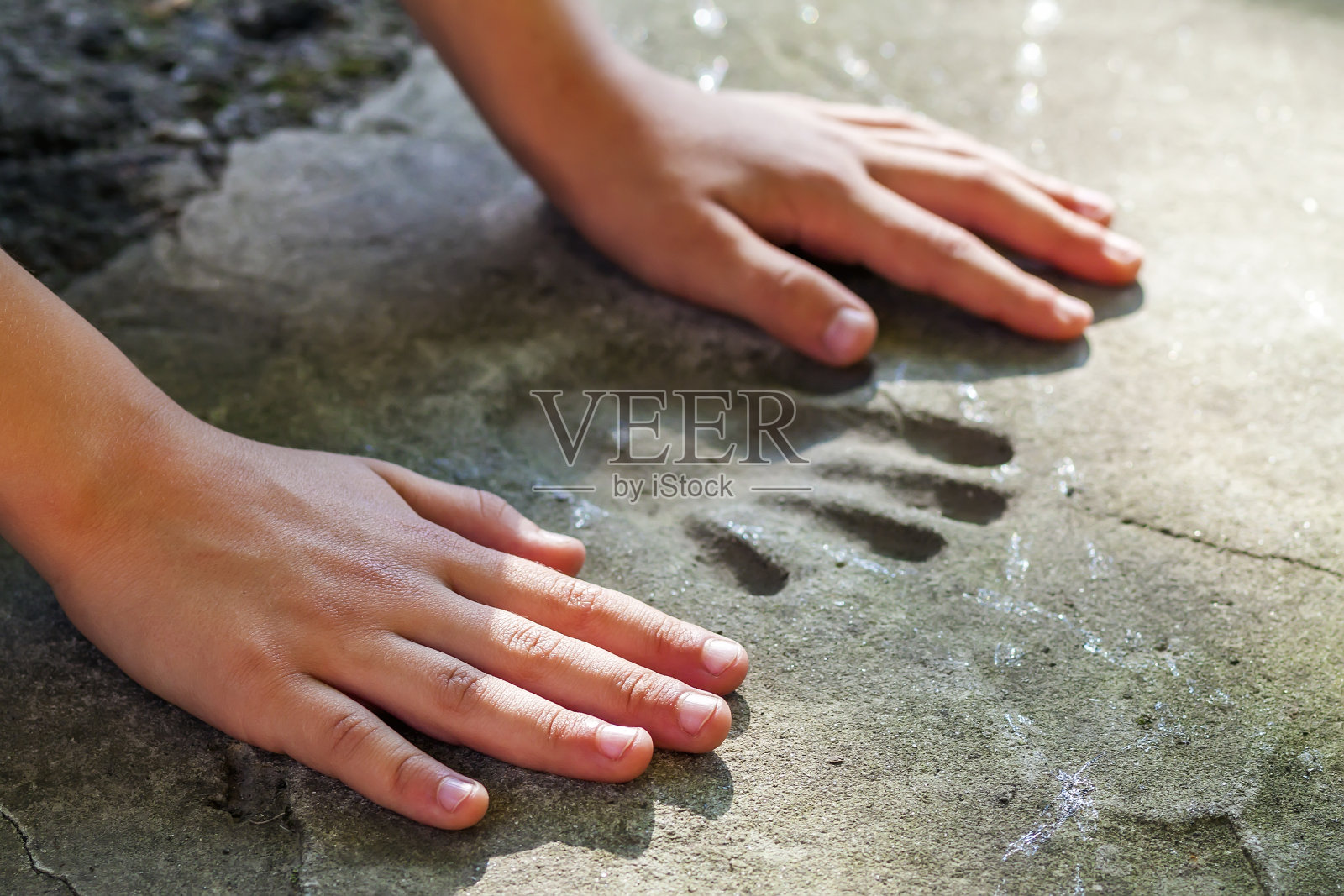 查尔兹的手和令人难忘的混凝土手印照片摄影图片