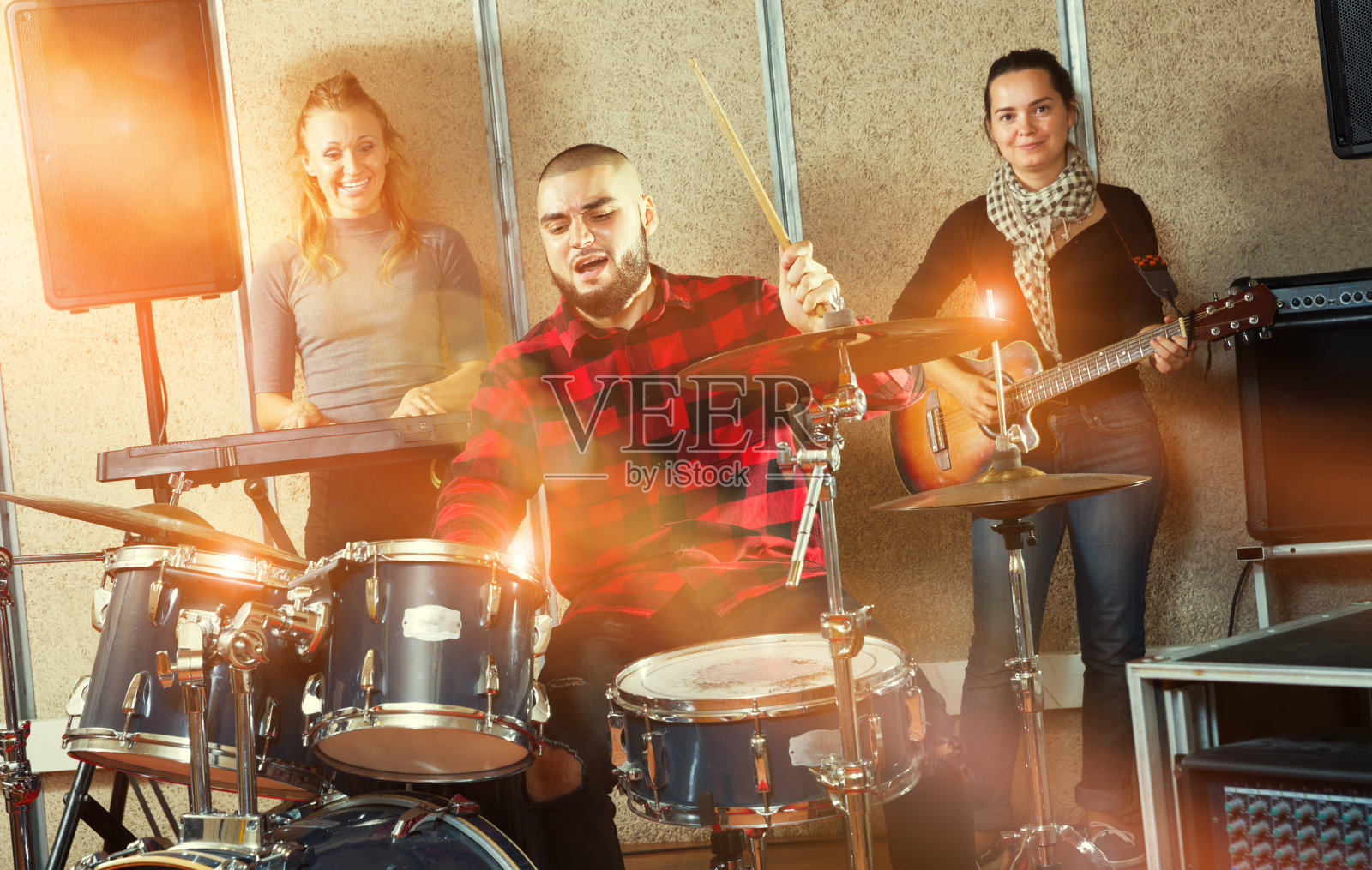 车库乐队在演播室排练照片摄影图片