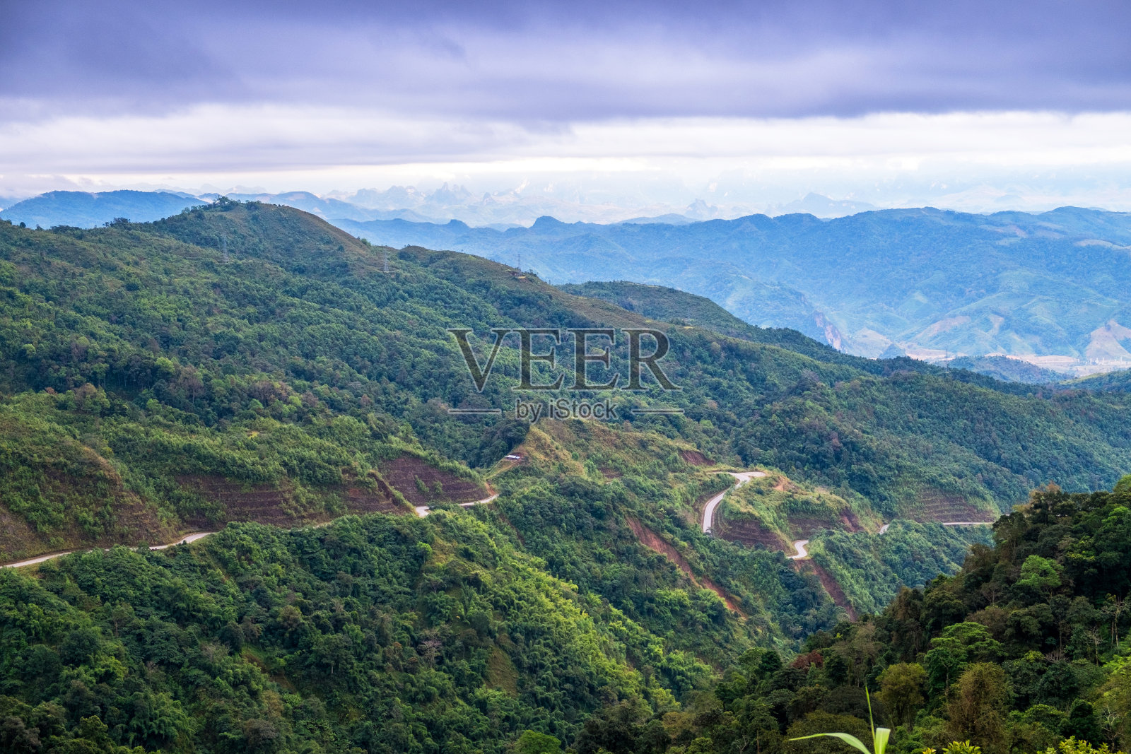 山与天空景色之间的路照片摄影图片
