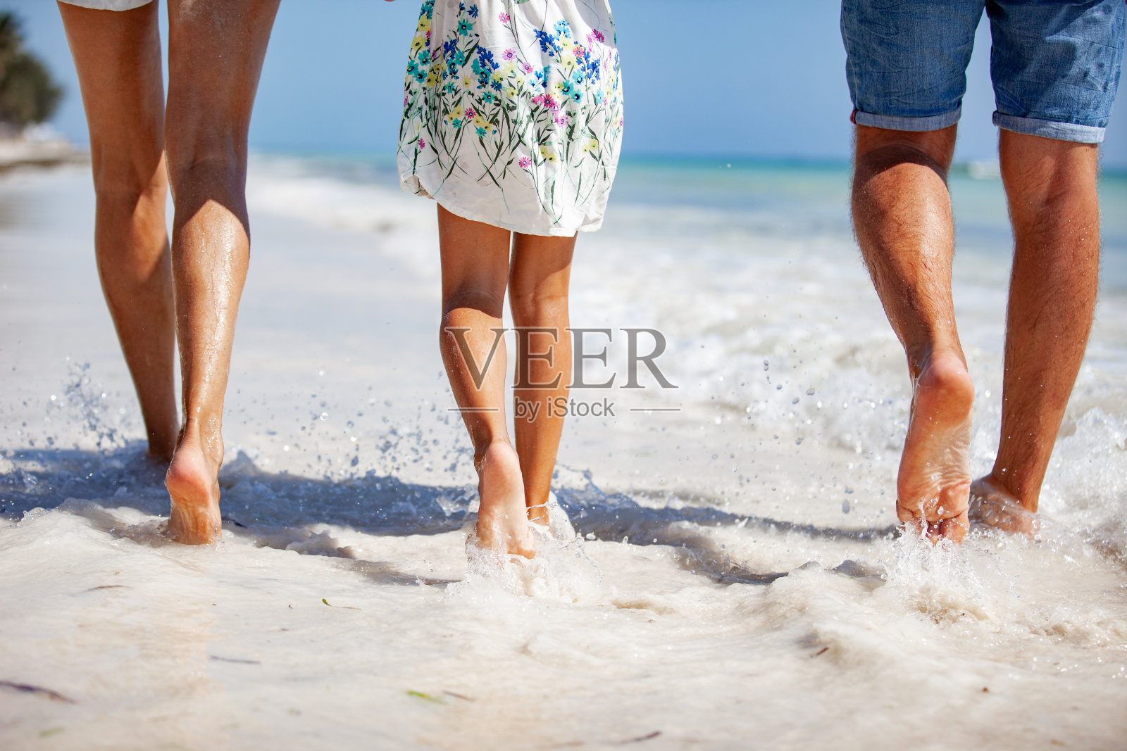 一家人在海岸线上散步照片摄影图片