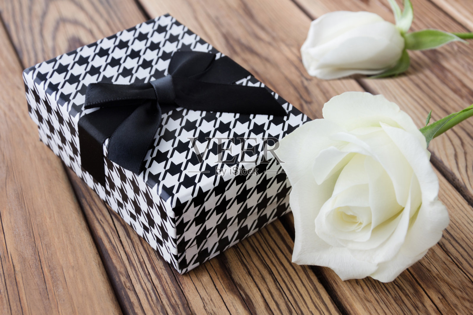 礼物和白玫瑰照片摄影图片