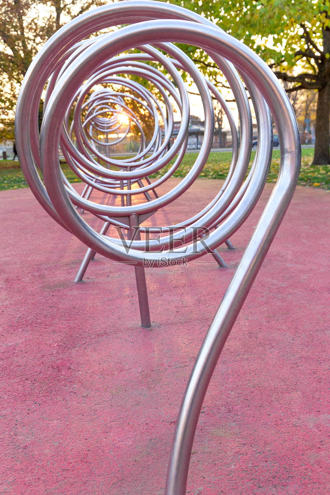 由金属制成的街头螺旋形。抽象的建筑照片摄影图片