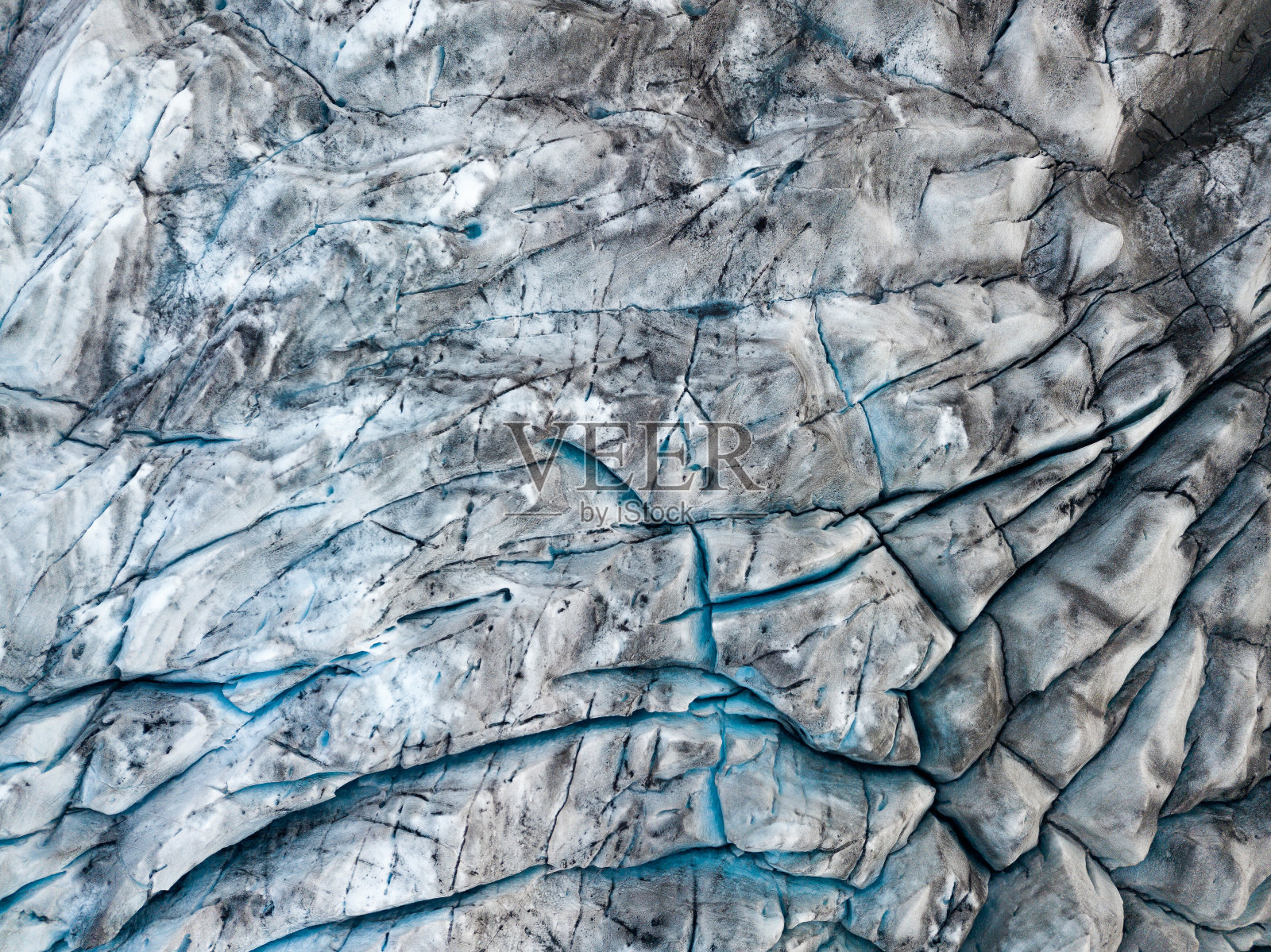 冰岛Fjallsarlon冰山泻湖的无人机视图。Vatnajokull冰川空中戏剧性的冬季景象。照片摄影图片