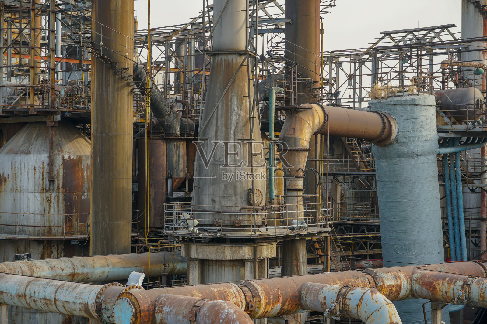 旧工厂的金属结构。有老旧生锈管道的工厂照片摄影图片