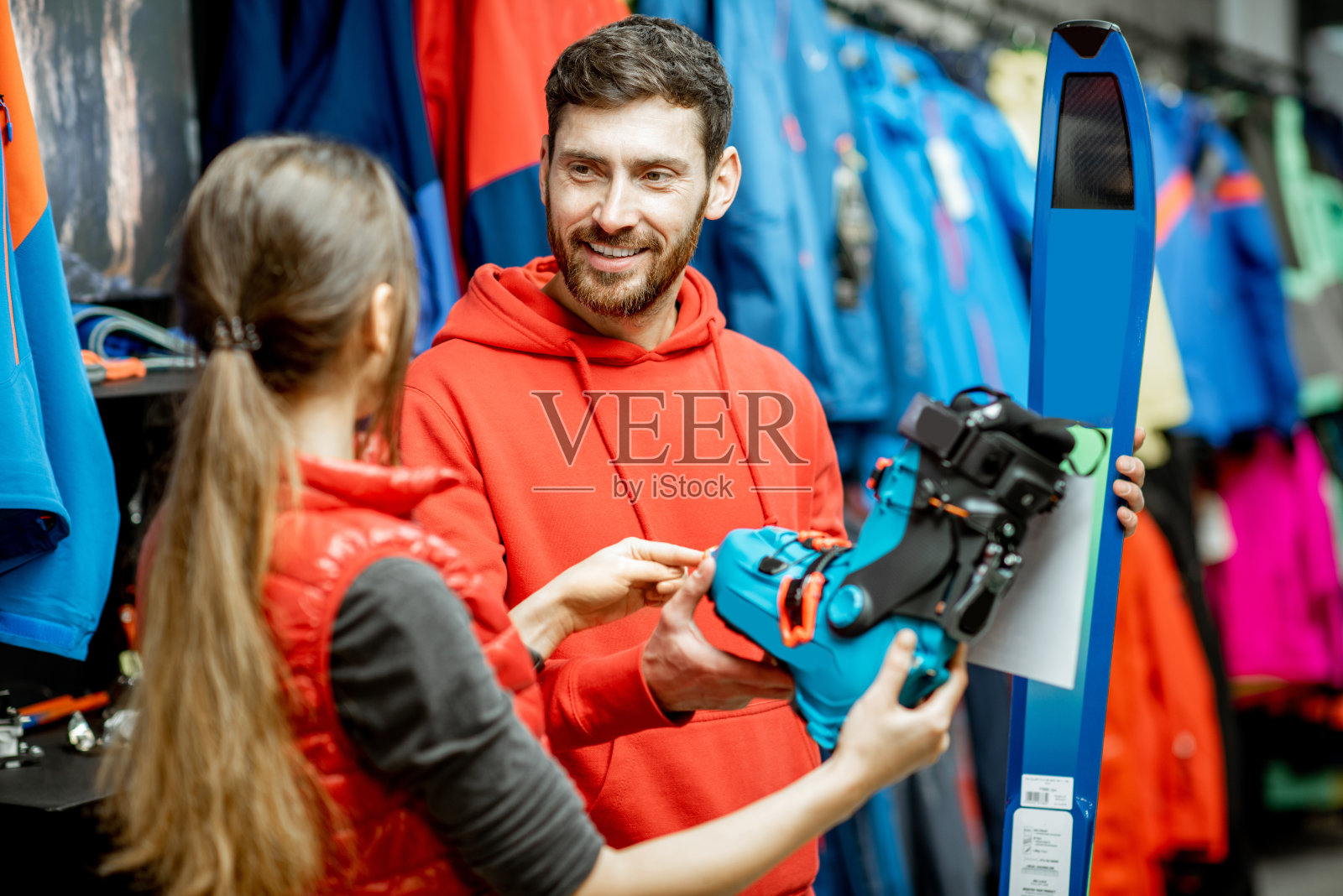 男人和女人在商店里挑选滑雪装备照片摄影图片