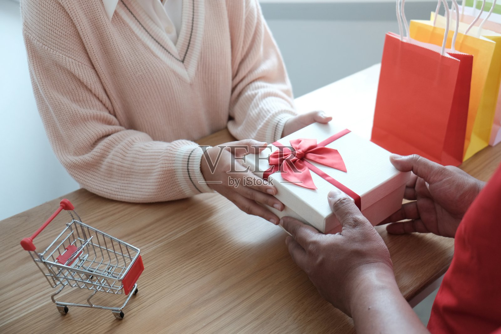 情人节礼物。礼盒和为浪漫情侣准备的红丝带。照片摄影图片