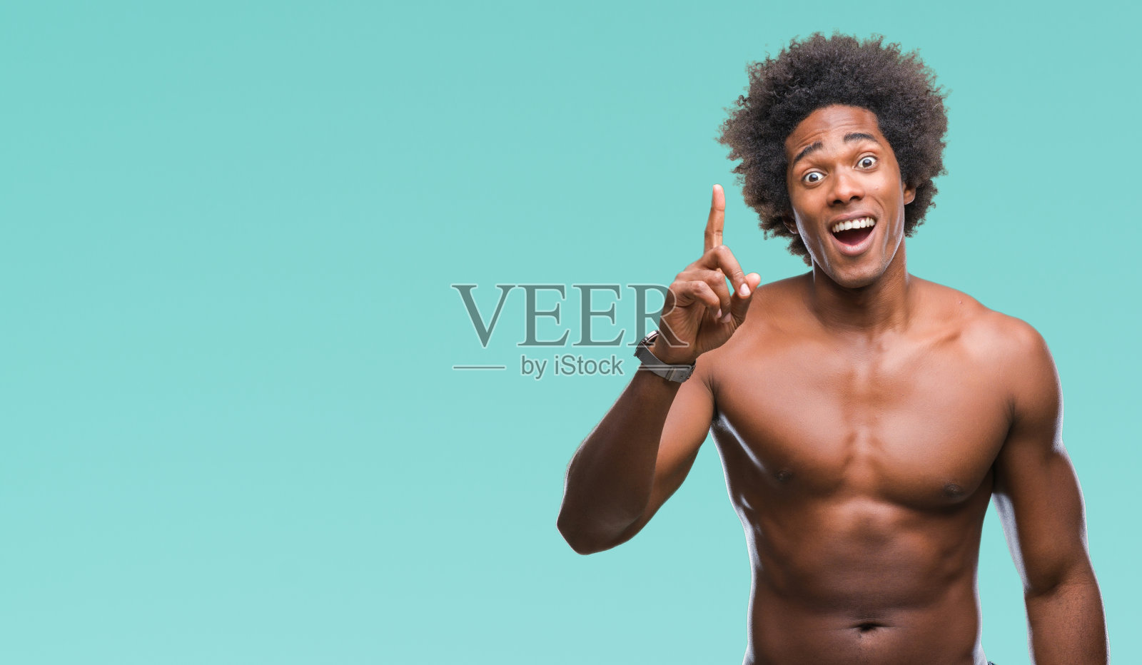 非洲裔美国赤膊男子显示在孤立的背景指向向上的手指成功的想法。退出和快乐。第一。照片摄影图片