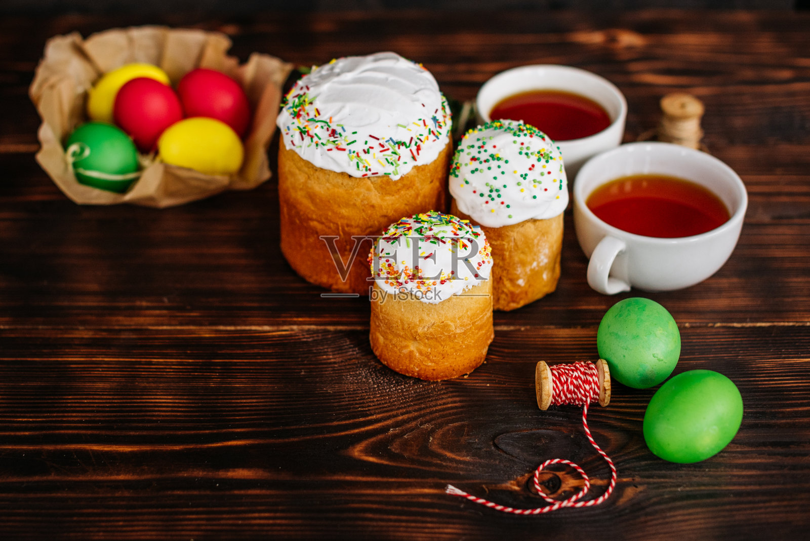 复活节,蛋糕,鸡蛋,节日。复活节蛋糕和彩色彩蛋在黑暗的背景上照片摄影图片