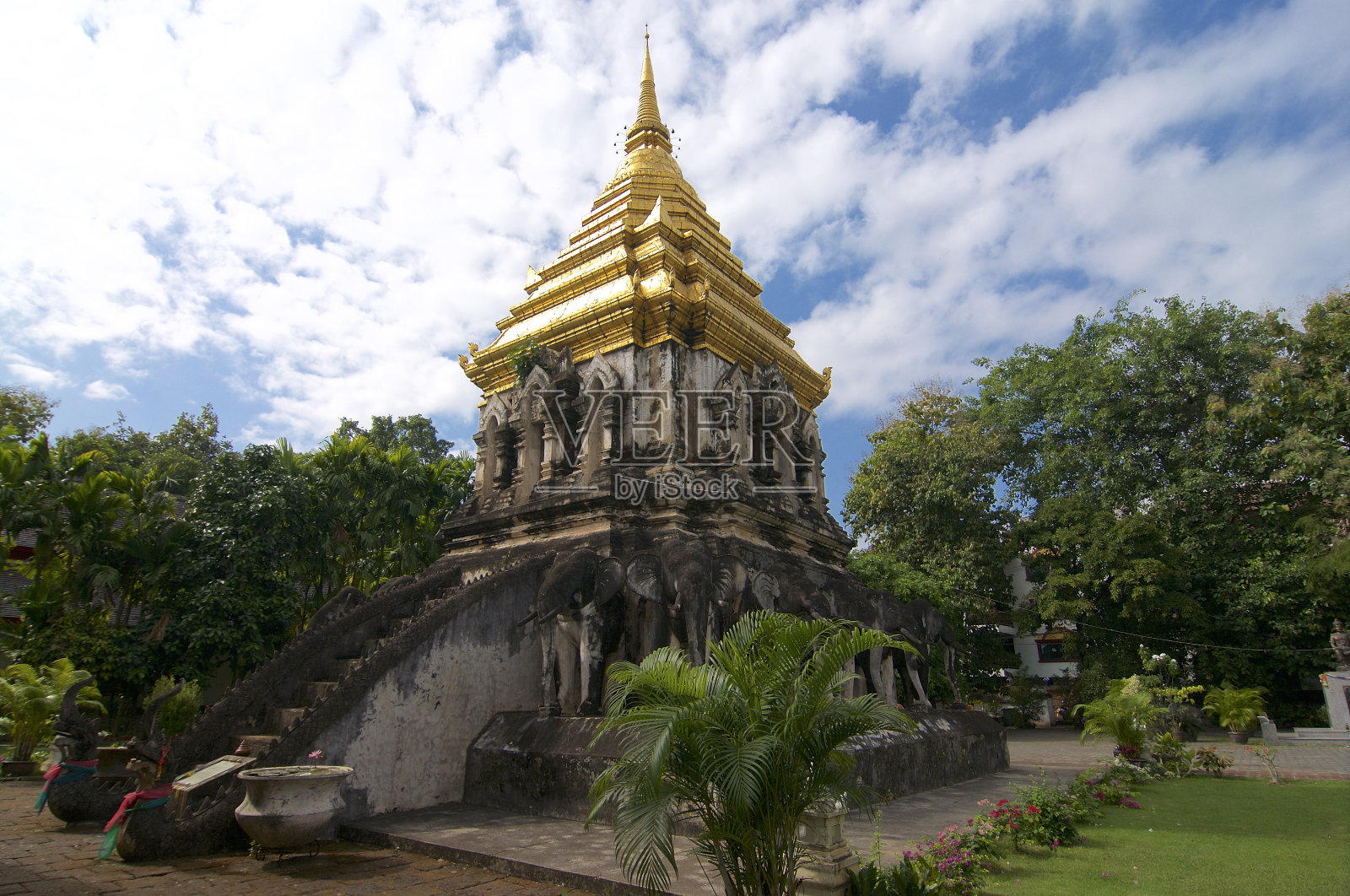 侧视图的金塔Wat Chiang Mai照片摄影图片