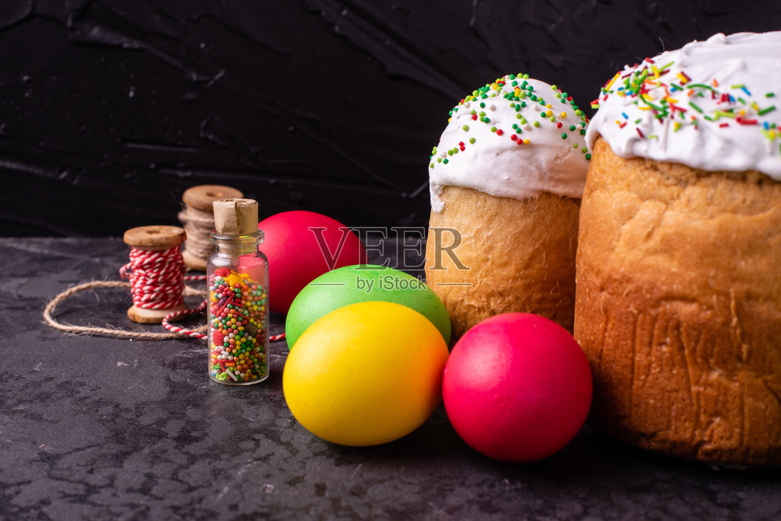 复活节,蛋糕,鸡蛋,节日。复活节蛋糕和彩色彩蛋在黑暗的背景上照片摄影图片