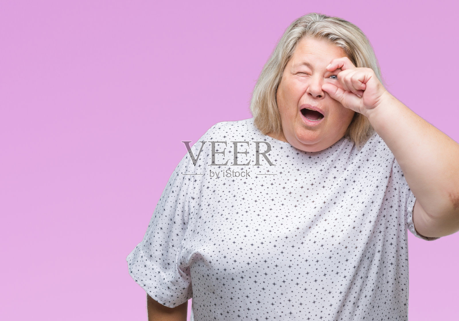 资深加码白人妇女在孤立的背景做ok手势震惊与惊讶的脸,眼睛透过手指。不相信的表情。照片摄影图片