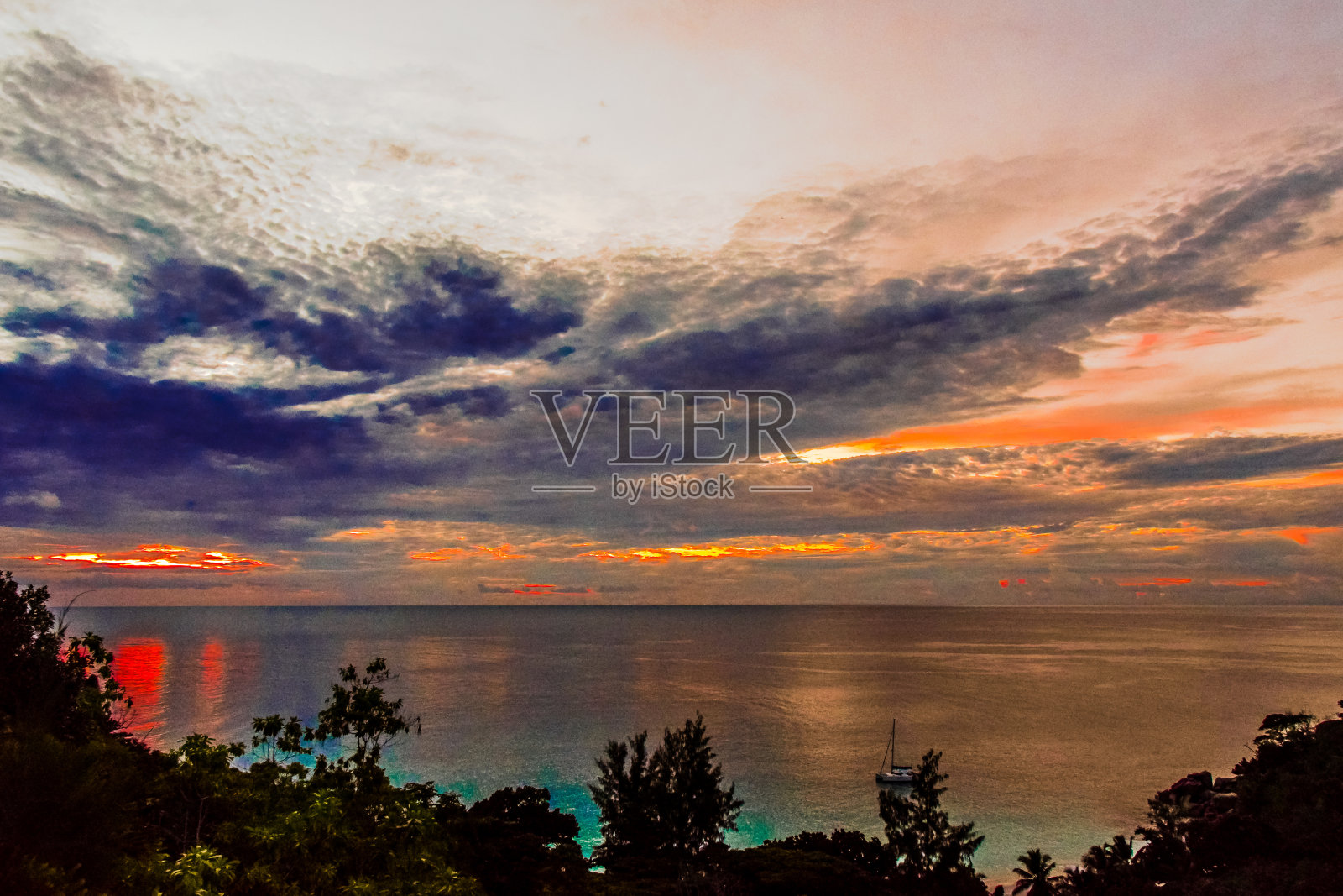 塞舌尔岛上的彩色日落。海,夏天,云,天空照片摄影图片