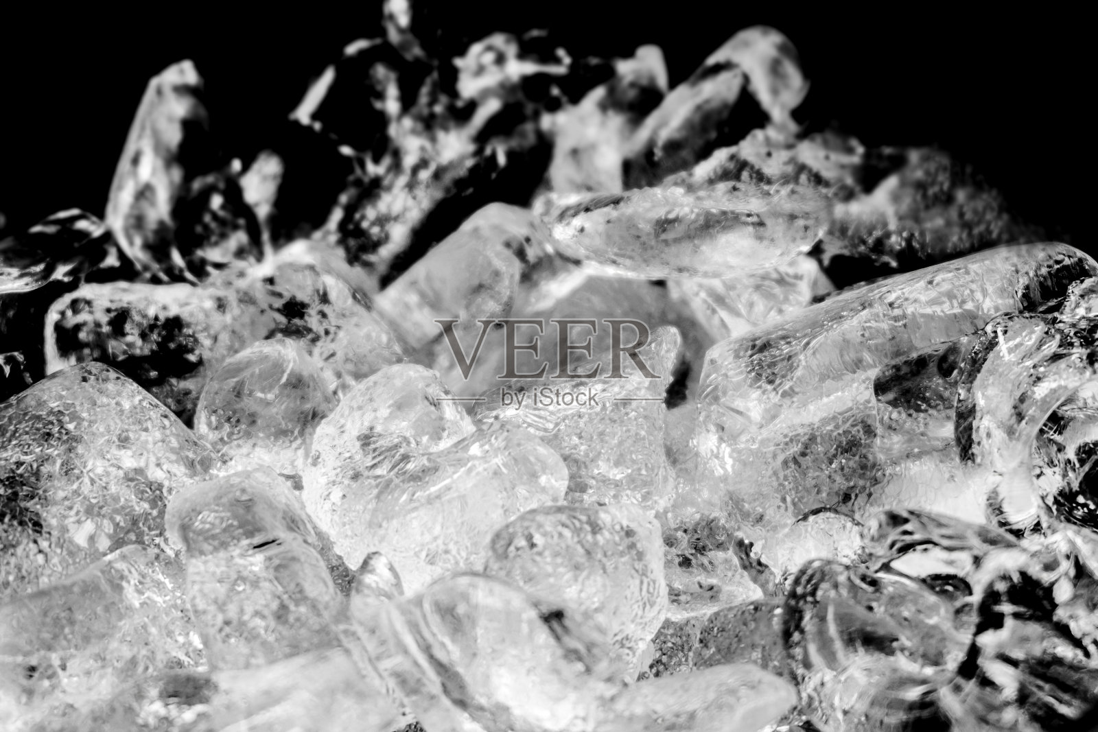 黑色背景的碎冰照片摄影图片