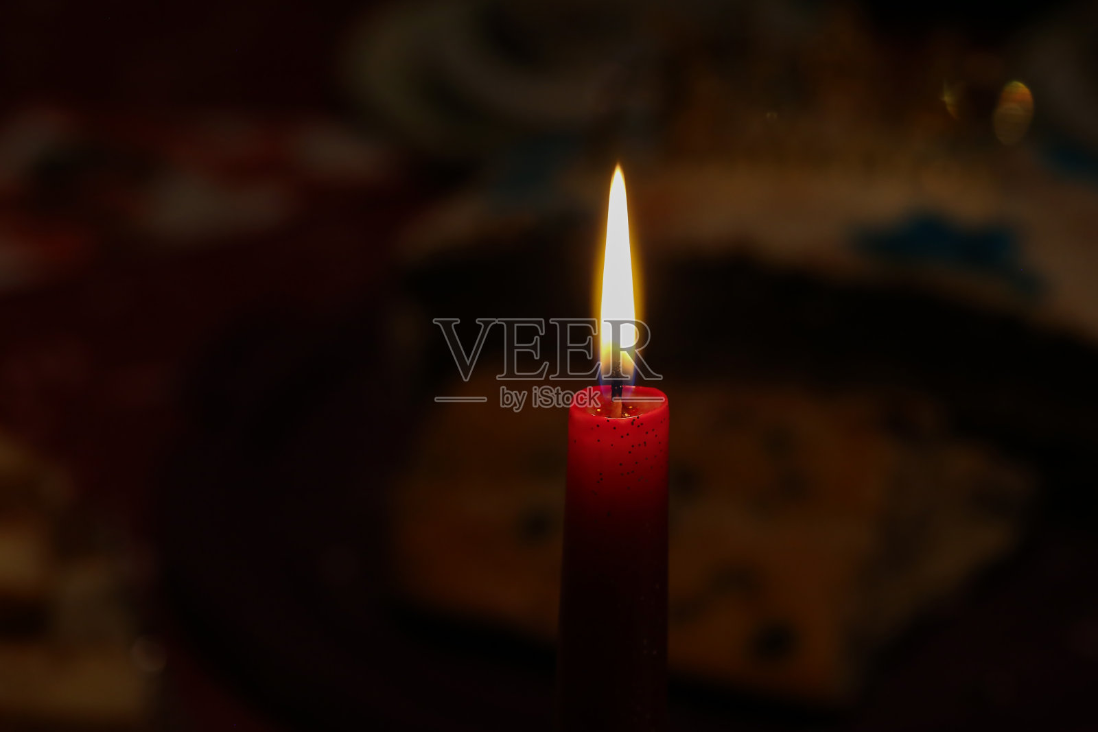 模糊的背景上燃烧着的蜡烛照片摄影图片