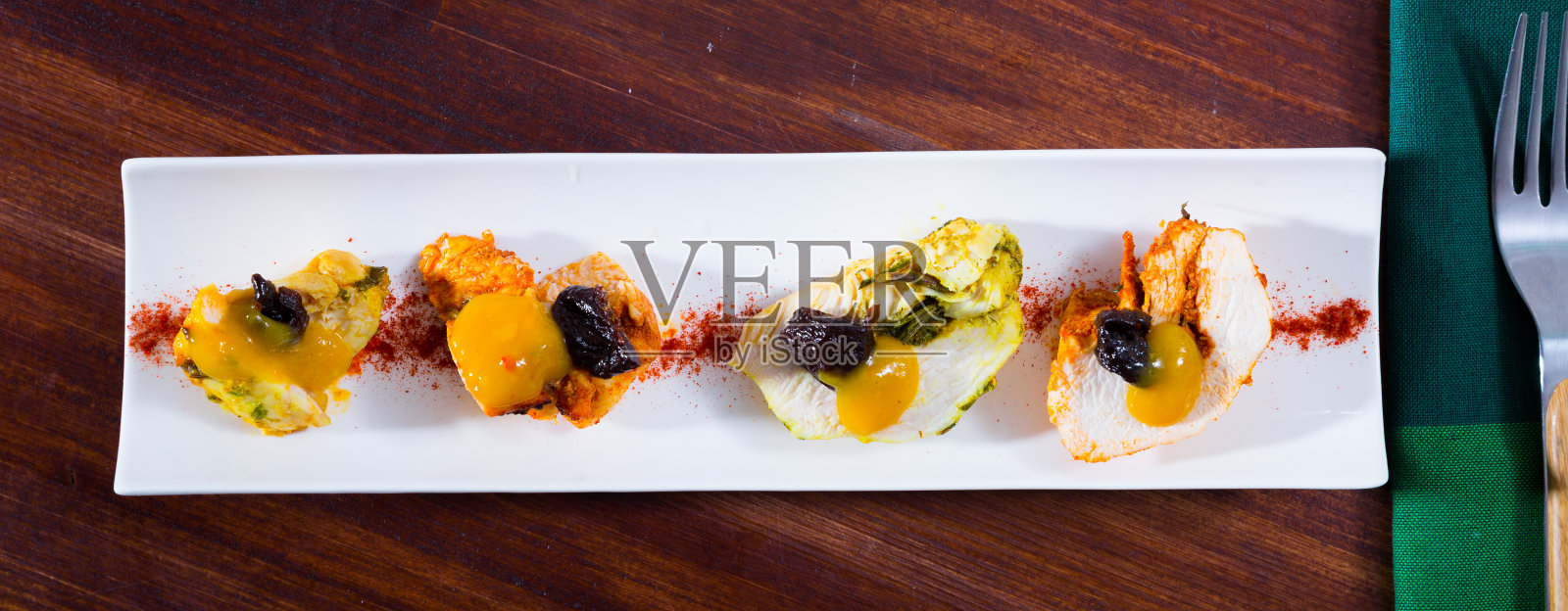 火鸡胸肉配辣味芒果酱、西梅干和红辣椒照片摄影图片