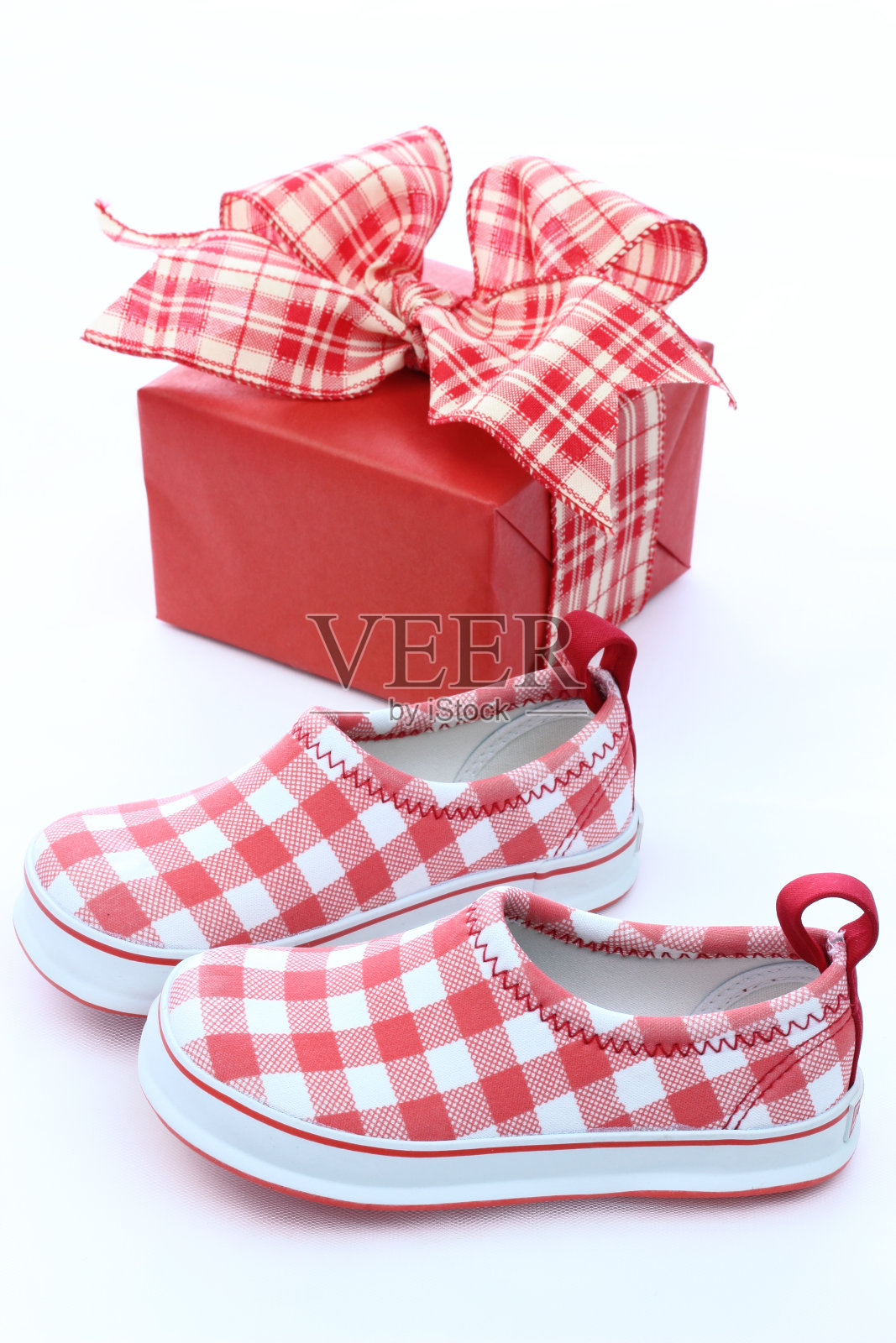 礼品盒和童鞋照片摄影图片