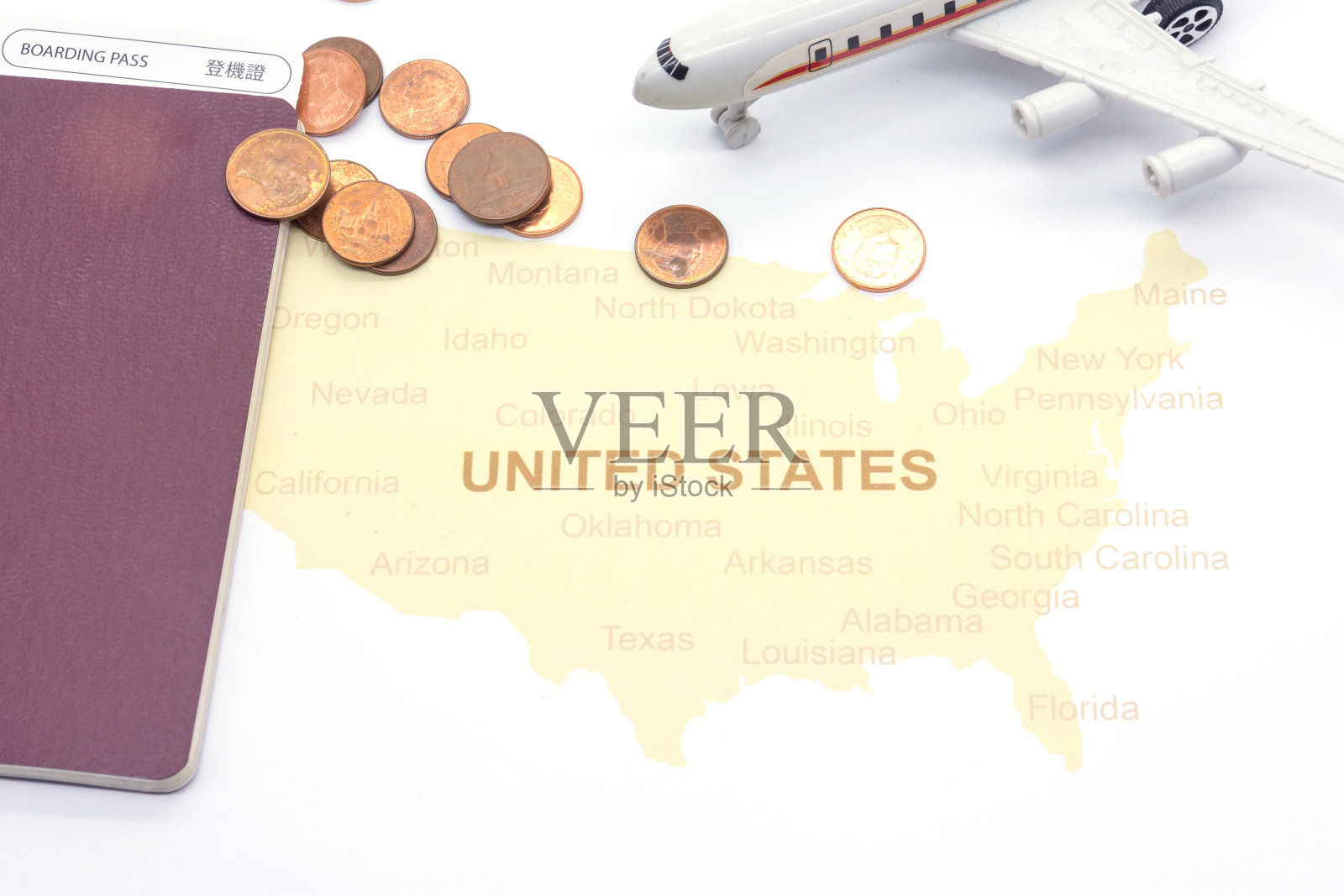 护照、指南针和美国地图上的硬币。商务旅行的概念照片摄影图片