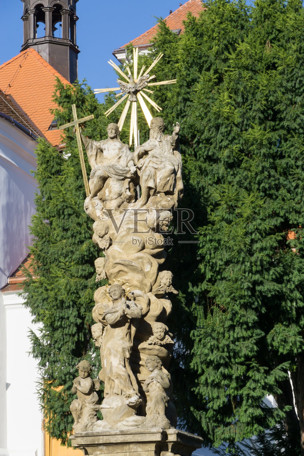 布尔诺-利森城的圣吉尔斯教堂及其前的雕像。捷克布尔诺照片摄影图片