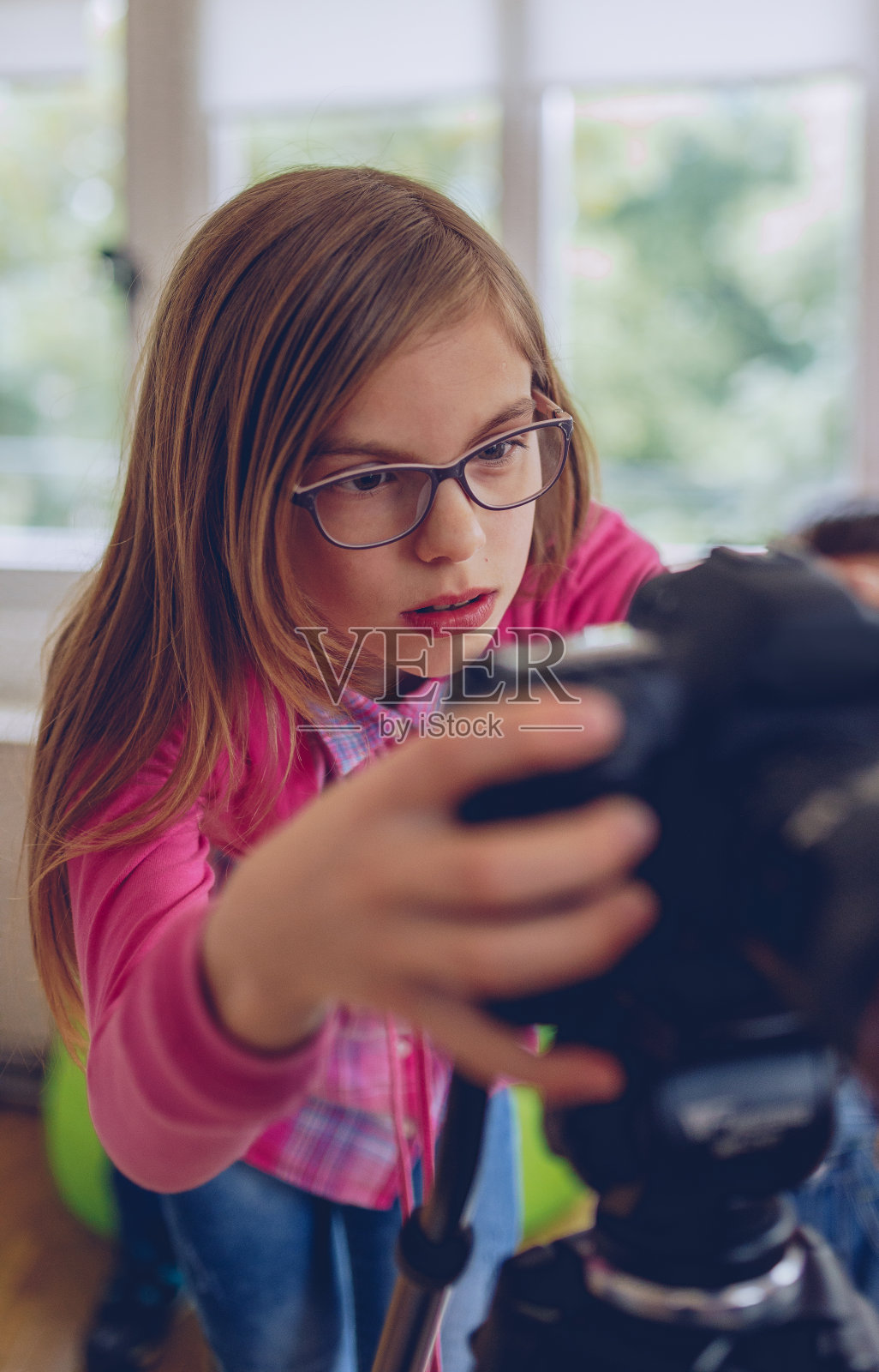 年轻女孩的摄影师照片摄影图片