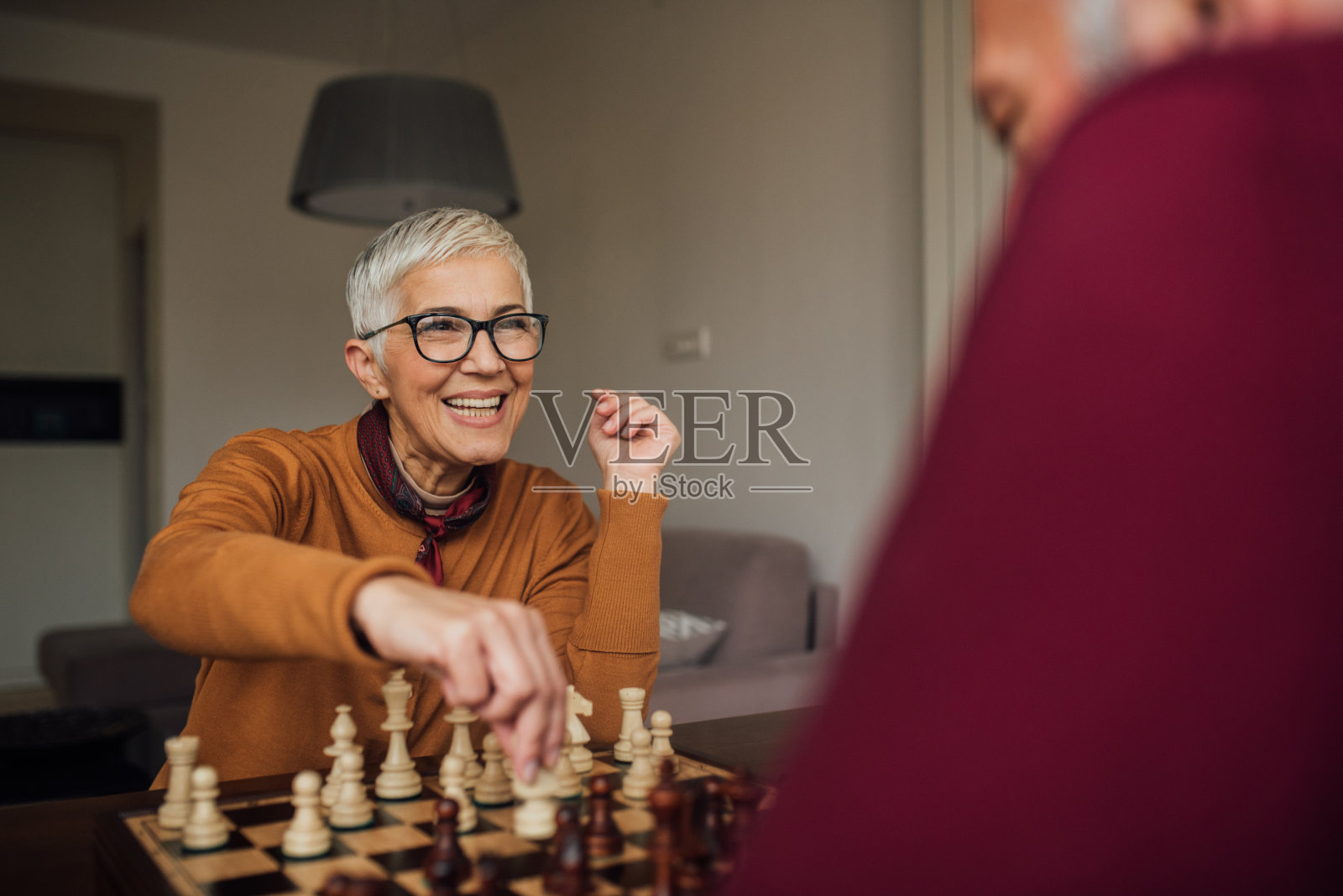微笑的女人在下棋照片摄影图片