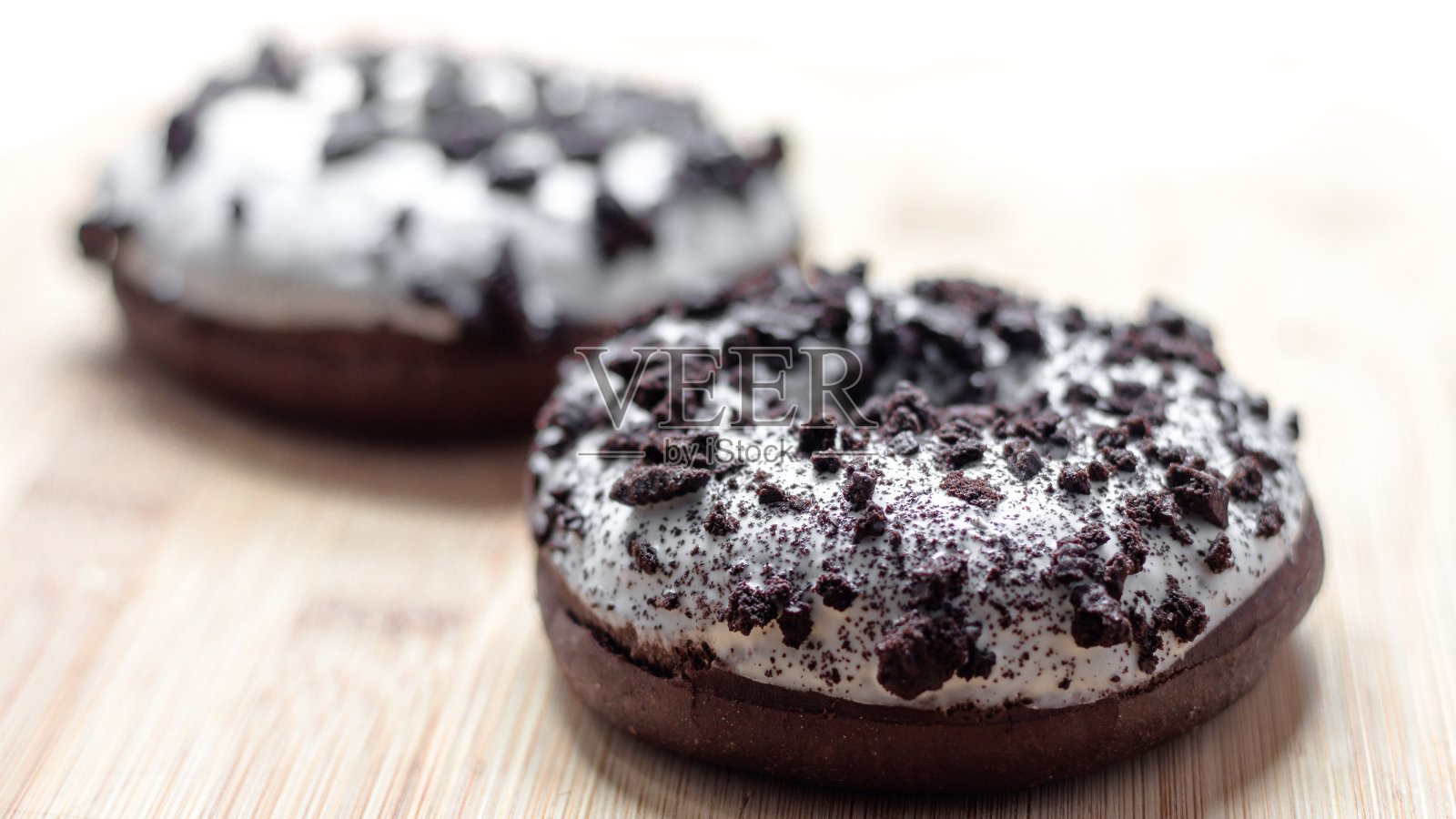 巧克力甜甜圈特写模糊的背景和明亮的风格照片摄影图片