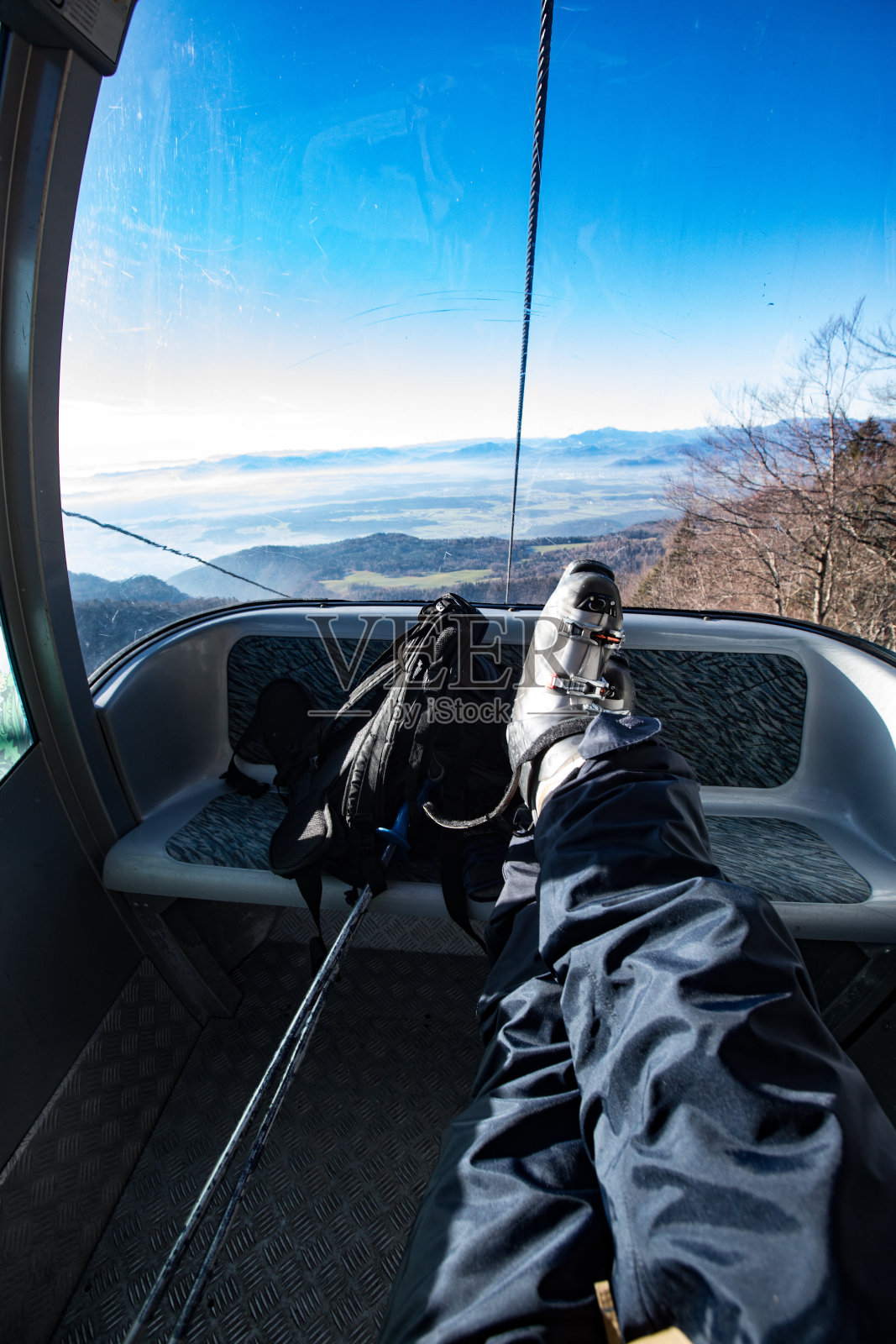 乘坐高空缆车的滑雪者照片摄影图片