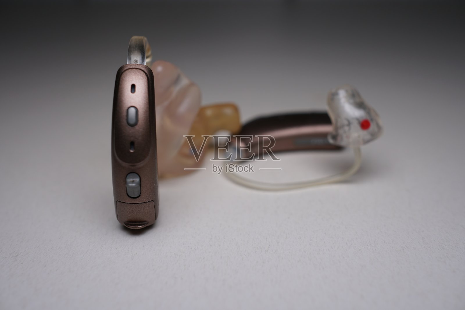 白色孤立背景上的助听器。援助充耳不闻。照片摄影图片