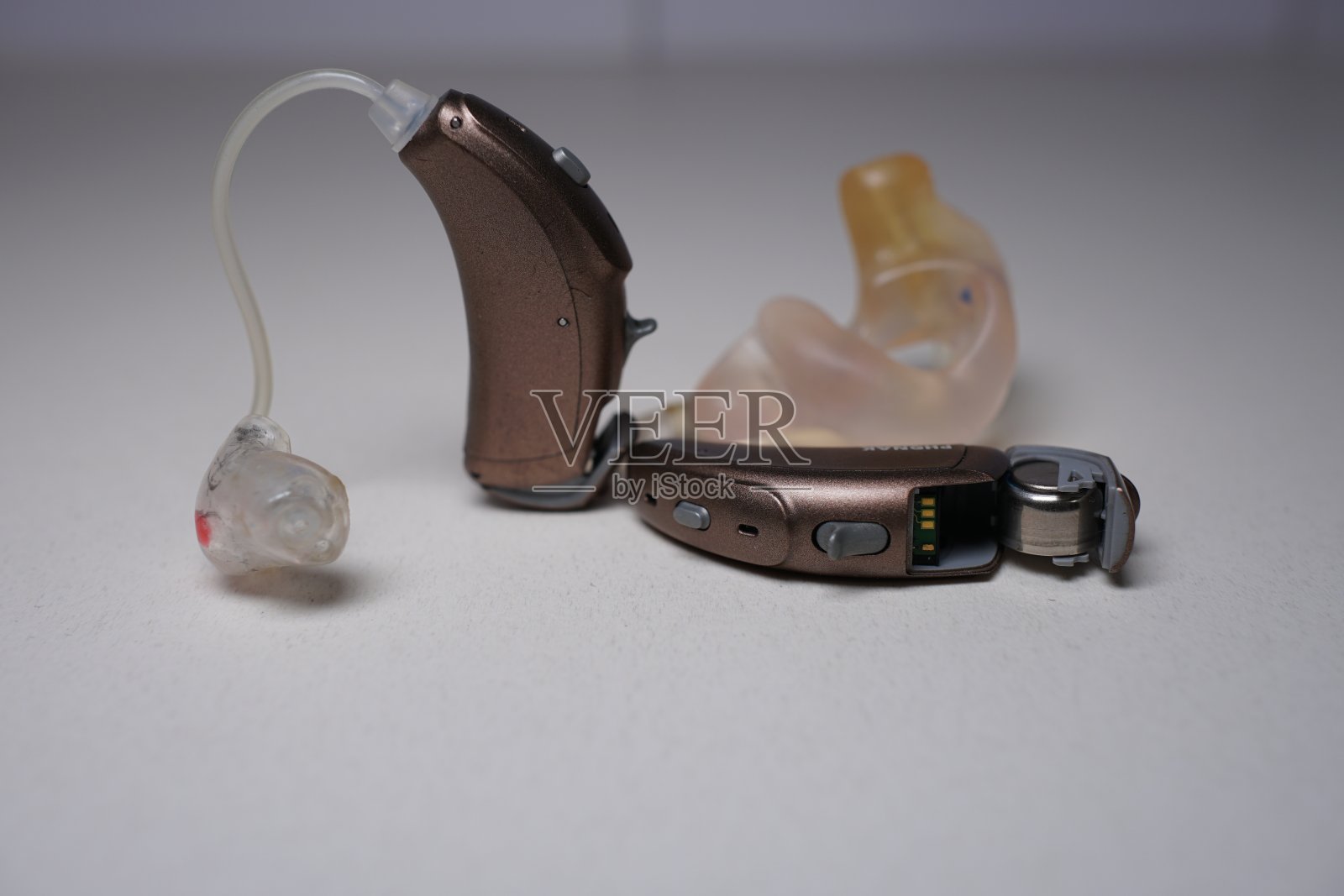 白色孤立背景上的助听器。援助充耳不闻。照片摄影图片
