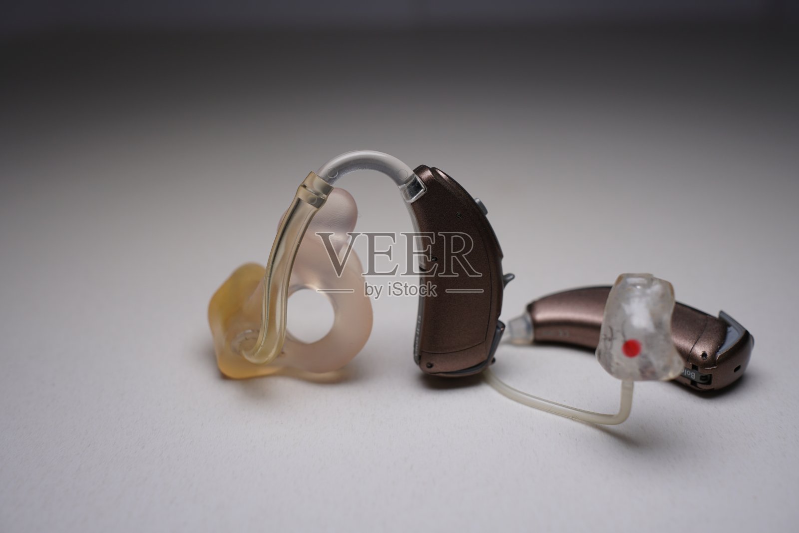 白色孤立背景上的助听器。援助充耳不闻。照片摄影图片